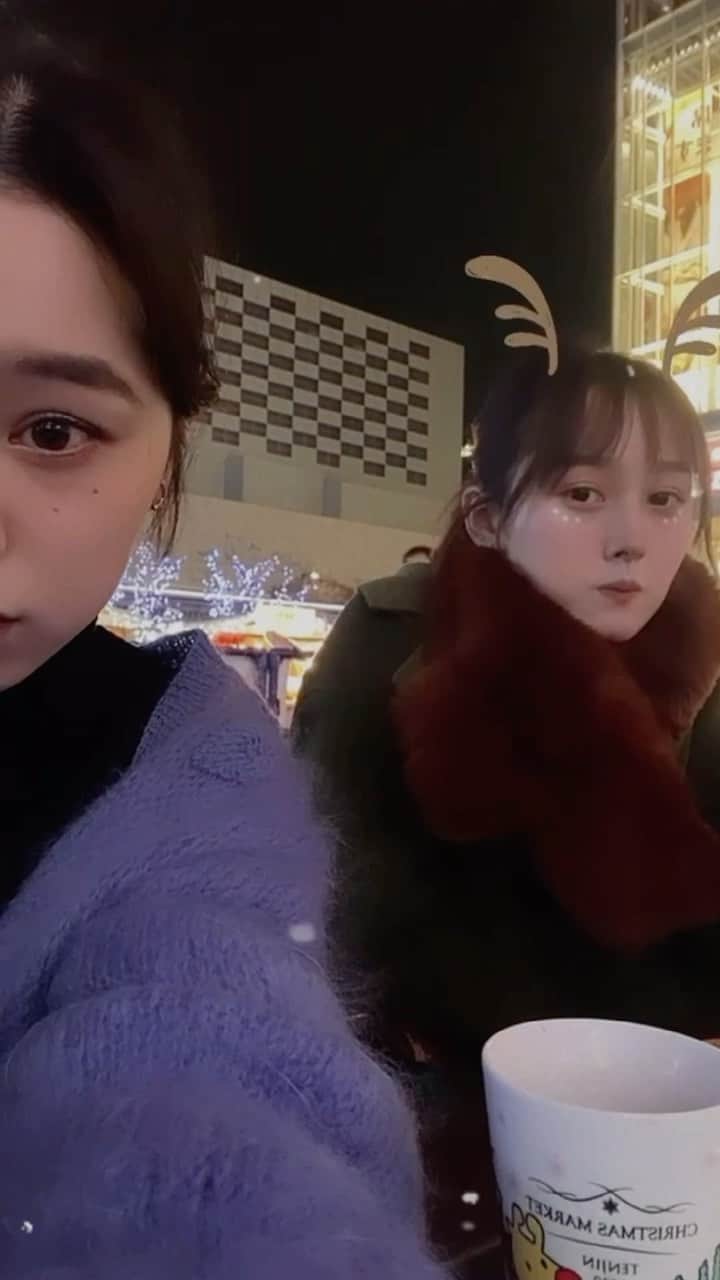 のインスタグラム：「🎄博多駅のクリスマスマーケットに🎄 可愛い可愛い桜ちゃん @yo_kinoshita  とホットワイン飲んできました🍷 寒かったけどホットワインとホットチョコレートのんで温まりました〜 今年最初で最後だと思う！行けてよかった♡ありがとう〜☺️」