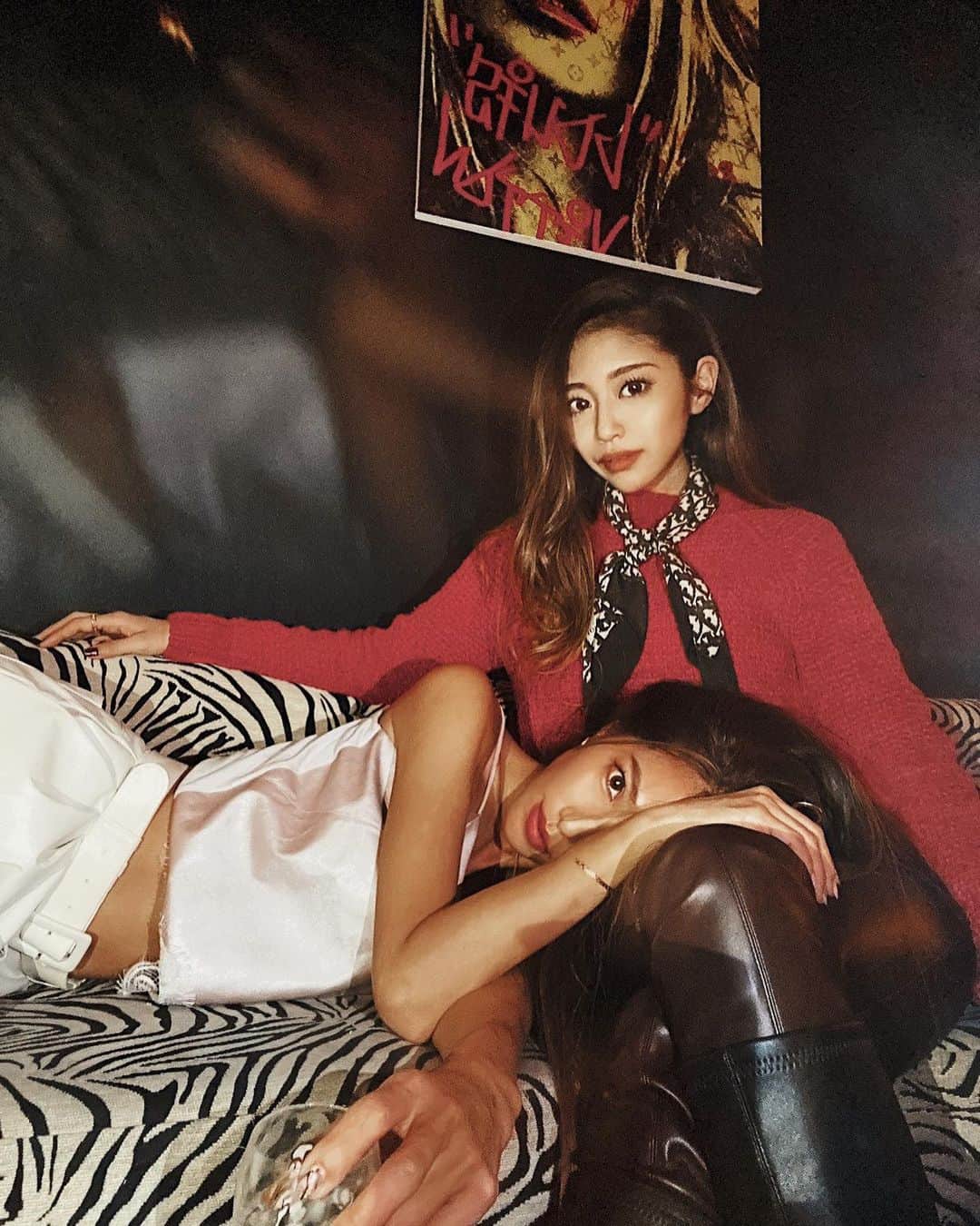 佐藤あずみのインスタグラム：「気分は宝塚💃  𝑂𝑁/𝑂𝐹𝐹 パねぇお写真❤️  笑顔は幸せを呼ぶ魔法です！ 𝑚𝑦 𝑙𝑜𝑣𝑒...  #気分は #宝塚 #love  #bff #bigsmile」