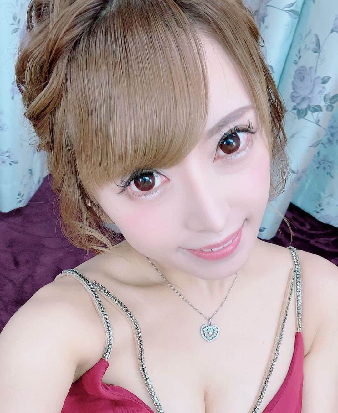 のインスタグラム：「赤ドレス👗💖  ナイツネット投票もあと７時間で終わります🥺💖  #コンカフェ#メイドカフェ#プティパルフェ#住吉#アールズカフェ#錦#キャバクラ#名古屋#YouTube#17LIVE#tiktok#撮影」