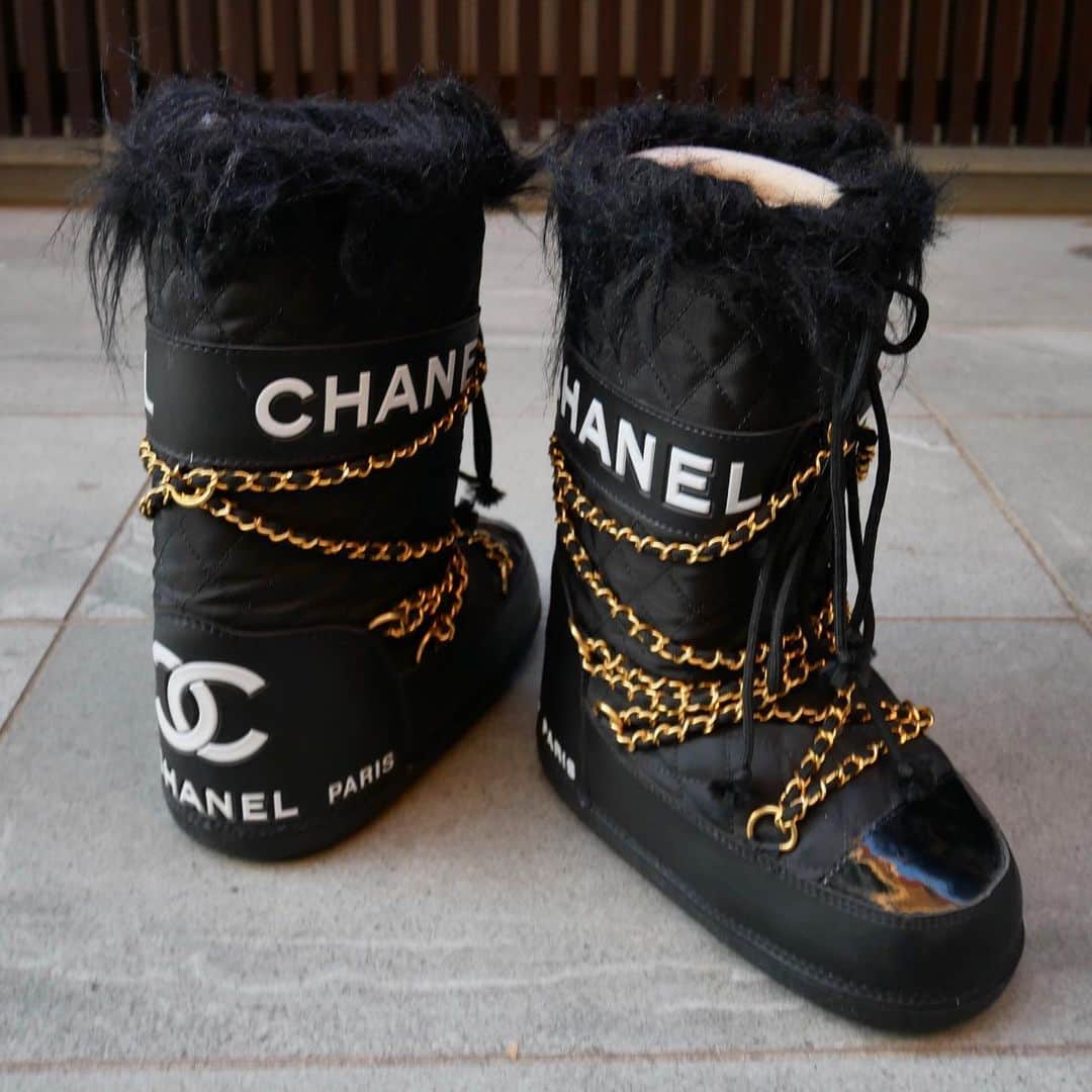 Vintage Brand Boutique AMOREさんのインスタグラム写真 - (Vintage Brand Boutique AMOREInstagram)「Rare find!!! Vintage Chanel snow boots from 1993. Size 35~37  Not available online, DM us to order ♡  #vintagechanel #chanel #chanelshoes #chanelrare」12月23日 17時07分 - amore_tokyo