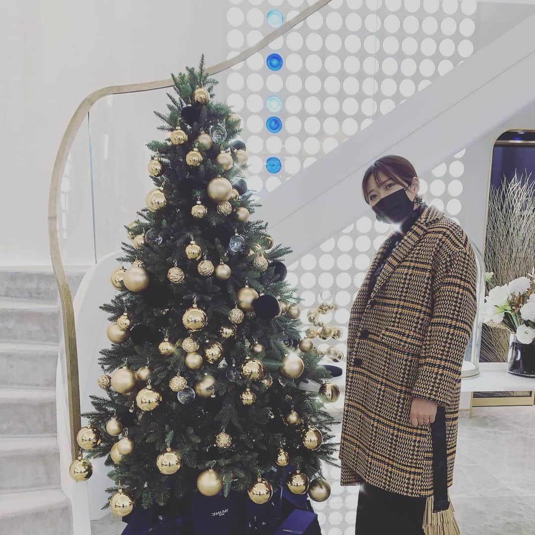 原田まりるさんのインスタグラム写真 - (原田まりるInstagram)「旦那さんとちょっと早めのクリスマスプレゼントを買いに行きました。今年はCHAUMETのリアンのネックレスしました。普段アクセサリーはイヤリングと指輪以外つけないのですがたまにはネックレスもいいですね、私からのプレゼントは明日渡します🤶 #xmas #chaumet」12月23日 17時18分 - harada_mariru