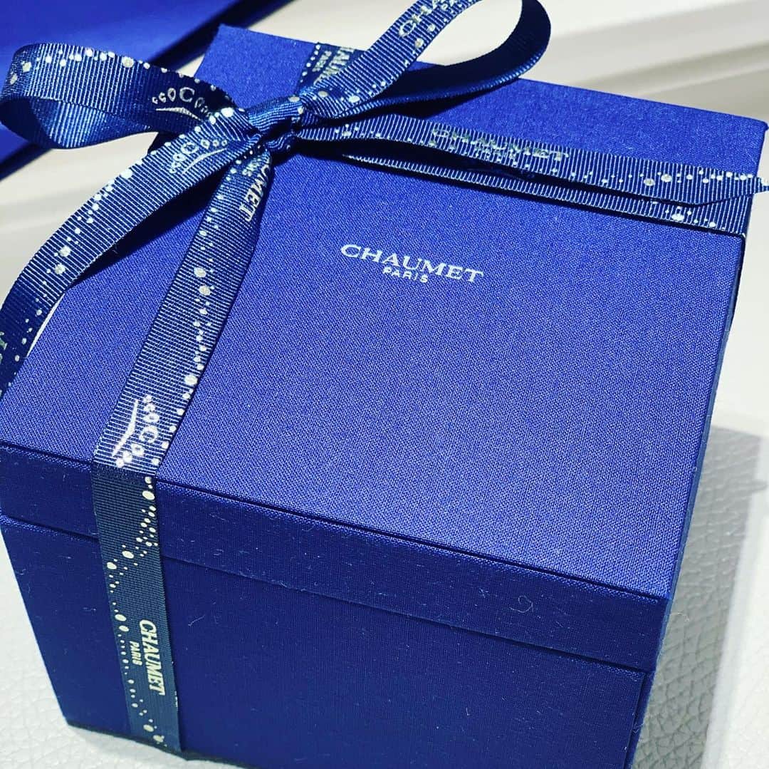 原田まりるさんのインスタグラム写真 - (原田まりるInstagram)「旦那さんとちょっと早めのクリスマスプレゼントを買いに行きました。今年はCHAUMETのリアンのネックレスしました。普段アクセサリーはイヤリングと指輪以外つけないのですがたまにはネックレスもいいですね、私からのプレゼントは明日渡します🤶 #xmas #chaumet」12月23日 17時18分 - harada_mariru