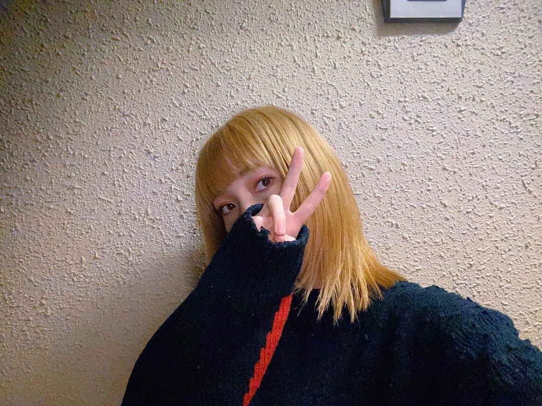 蔭山浩美さんのインスタグラム写真 - (蔭山浩美Instagram)「2020年分の髪の毛とばいばい💇🏼‍♀ って、2020年分てなに。 (2020年で伸びたであろう分です笑)  Hair design by @hideakiueda   #ブロンドヘアー #古着 #ミディアム」12月23日 17時12分 - hiromi_kageyama