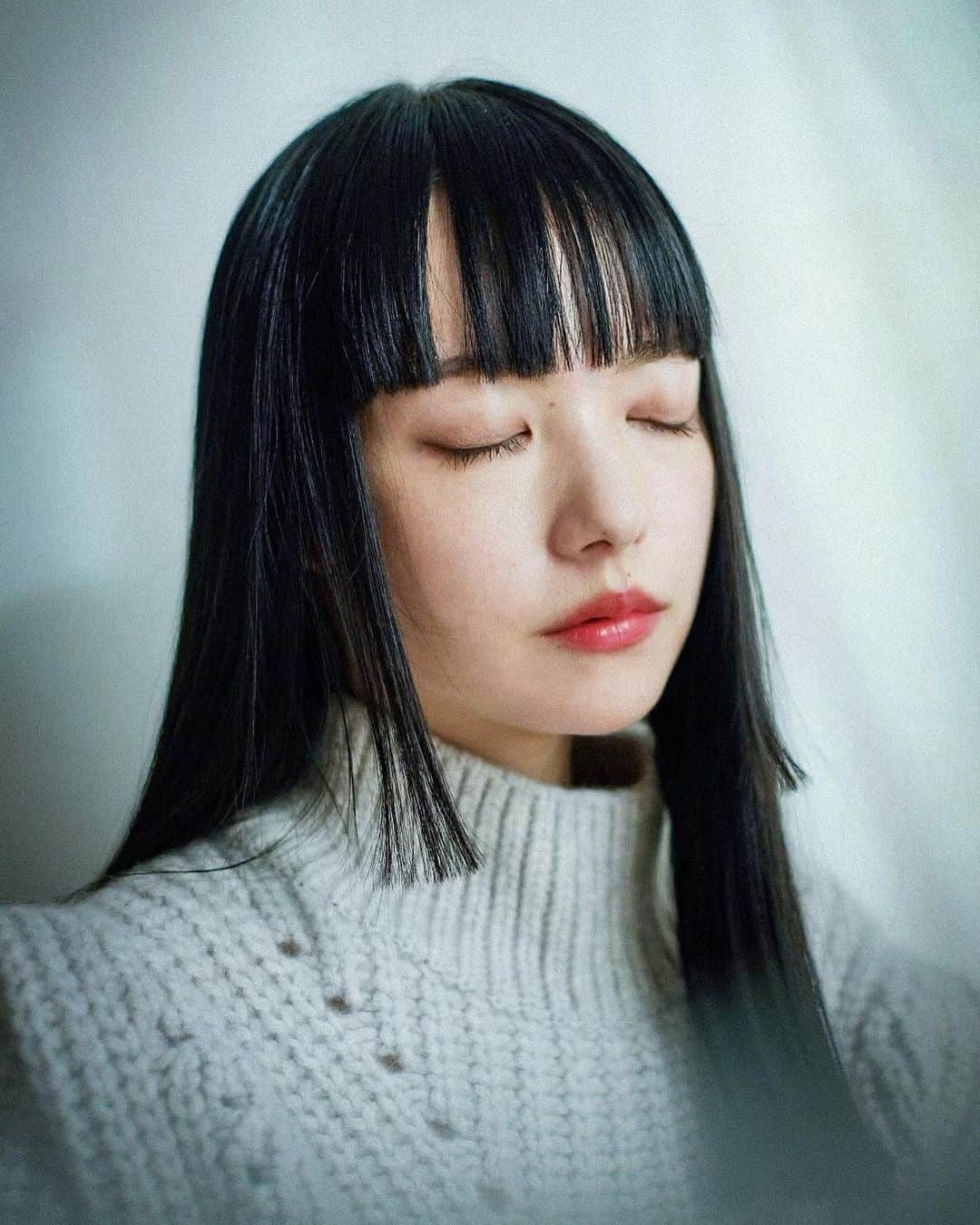 武居詩織さんのインスタグラム写真 - (武居詩織Instagram)「ストーリーにはあげていましたが、少し前に髪型を変えました。 新しい髪型にもだいぶ慣れてきた。  強調すれば個性的に。 様々な撮影にも対応できるように、馴染ませたらわからなくなるくらいの絶妙なカット。巻き方によってもアレンジが楽しめそう。  @yuichi_bluetomato いつもありがとうございます𓂅𓂅」12月23日 17時14分 - shioritakesue