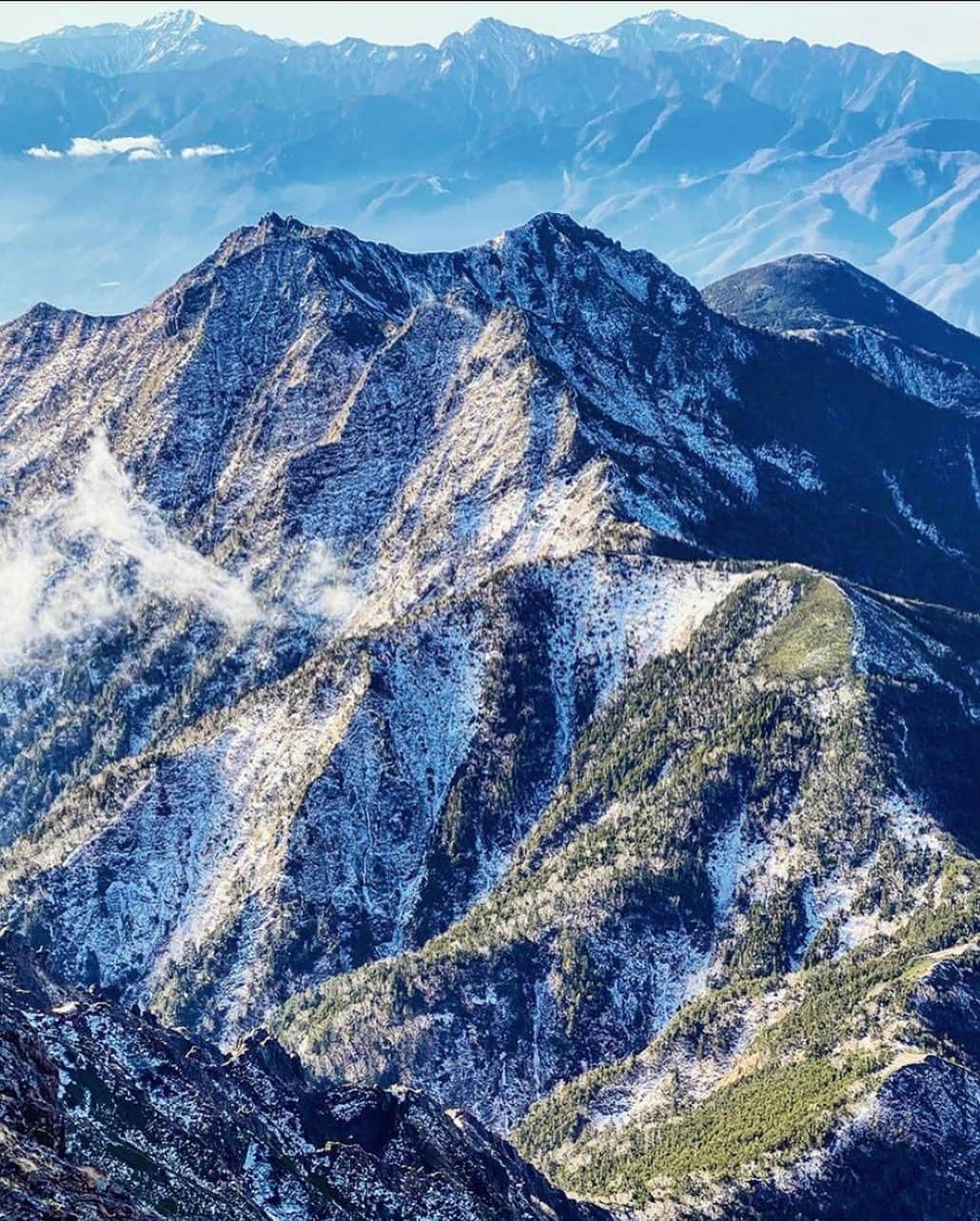 登山*トレッキング*アウトドア『.HYAKKEI』さんのインスタグラム写真 - (登山*トレッキング*アウトドア『.HYAKKEI』Instagram)「うっすら雪をかぶった八ヶ岳☃️﻿ あちらこちらに伸びる稜線が私たちの山欲をくすぐりますね！﻿ ﻿ ﻿ photo by @mdk.w  ﻿ ﻿ ﻿ ﻿ あなたの山の思い出picを#hyakkeime で投稿してください！みんなで素敵なお山ギャラリーをつくりましょー！﻿ ﻿ ﻿ ﻿ #登山好きな人と繋がりたい #登山 #山登り #山歩き #山が好き #landscape #絶景 #日本の絶景 #as_archive #vsco #reco_ig #光と影 #雪山 #八ヶ岳」12月23日 17時26分 - hyakkei_me