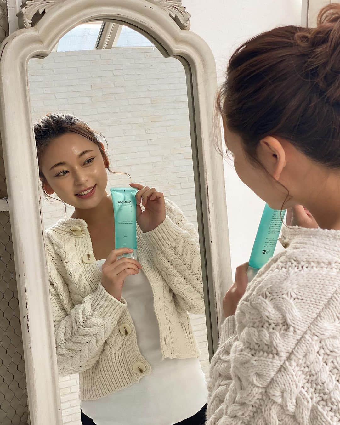 Yuuki mimuraさんのインスタグラム写真 - (Yuuki mimuraInstagram)「🧴𝓈𝓀𝒾𝓃𝒸𝒶𝓇ℯ🚿 . .  ブルーのパッケージがさわやかな クレンジングジェル、 #AoiCocoハイドロエアークレンジング  ( @aoicoco_cosme )をつかってみたよ🍃  ジェルのクレンジング、 あまり使ったことないんだけど 人間の皮膚に近い 5種類のセラミドをはじめ、 ヒアルロン酸などの保湿成分を配合したクレンジングで、 メイクや毛穴汚れを落としながら、 保湿してくれるので 乾燥しやすいこの時期でもつっぱらない🥚✨  プルプルのジェルをメイクと馴染ませていくと ティントのリップも 大粒のラメも下地とともにガッツリつけたマスカラも 結構すんなり落ちてくれて助かりました🛁✨  #アオイココ#メイク落とし#毛穴ケア#クレンジングジェル #美容#スキンケア#美肌#すっぴん#ツヤ肌#美容好き #美容好きな人と繋がりたい#PR」12月23日 17時19分 - u0829u