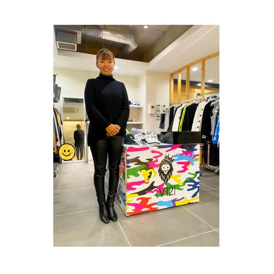 篠原まりあのインスタグラム：「__________** . @v12golf_official  今年もウェア提供していただきました V12(ヴィトゥエルブ) 様へご挨拶に 🤩 .  可愛くて 機能性も良く 大好きなウェアブランドです !!  ウェアの他にも 小物やキャップ バック.着せ替えキャディバックなど 沢山のアイテムがあり 日頃から 使用させていただいております .  来年のウェアも可愛かった… はやく着たい 🥺🥺 .  2枚目の写真はSNSでよく見る ZACのフラットキャップを被って みましたが… どうでしょう… 笑  来年も可愛いウェア着て頑張ります ✊🏼 .」