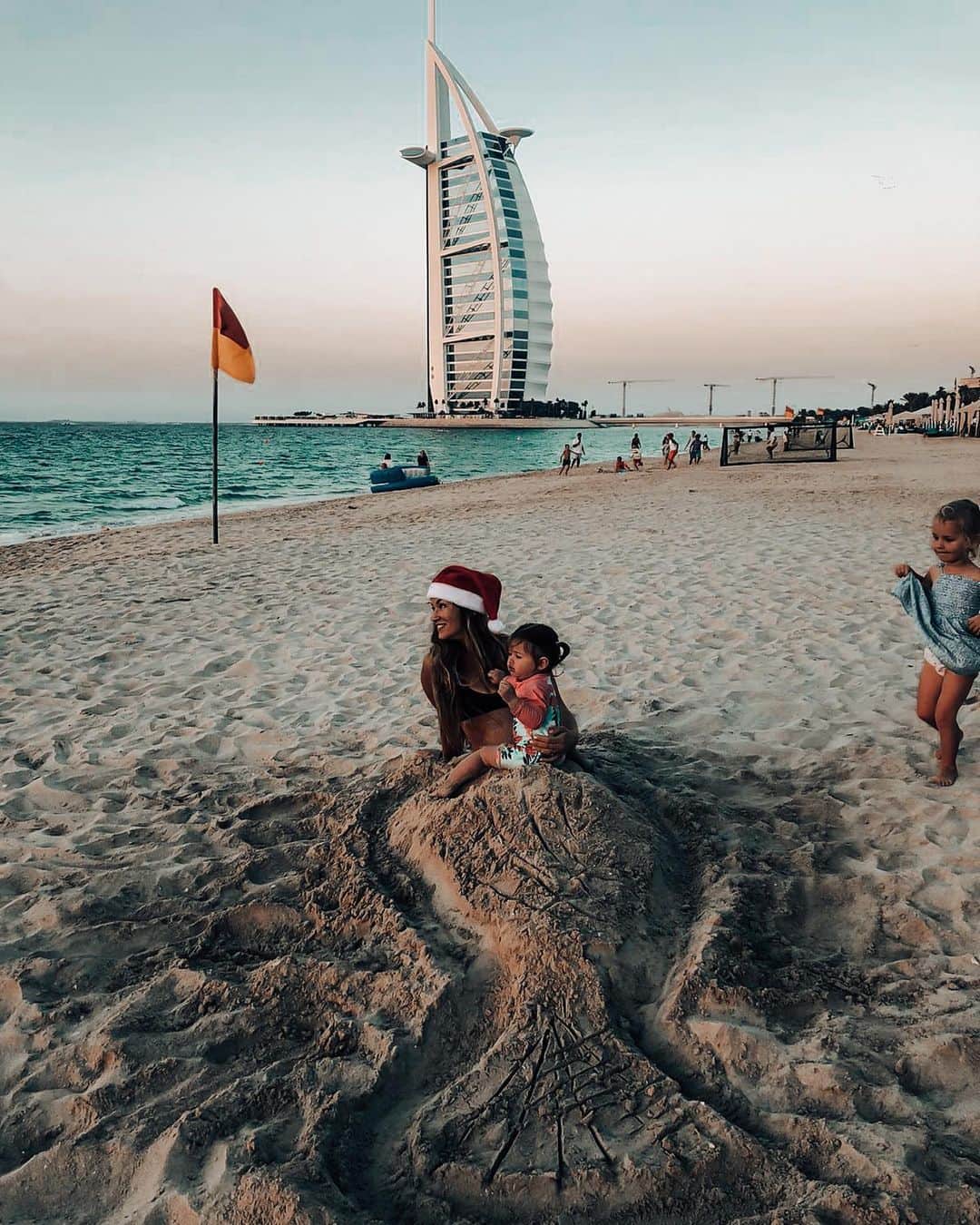 エイミー・ウィラートンのインスタグラム：「Forget Santa, the kids are lining up to see the Christmas mermaid 🧜‍♀️」