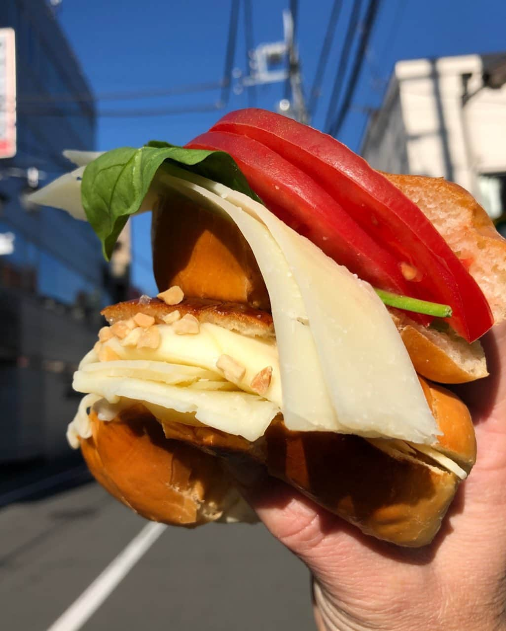 Coffee & Toast Tokyoさんのインスタグラム写真 - (Coffee & Toast TokyoInstagram)「トマトとモッツアレラなどのチーズパン 🍅🧀🍅🧀  今日は、シンプル、ヘルシーにトマトとチーズで、まかないパン。  薄くスライスにした、ハードタイプチーズのペコリーノロマーノの塩みと トマトの酸味をもっちりのモッツアレラが受け止めてます。  さらに、 ローストナッツの香ばしさも加わり、 ついつい食べ過ぎてしまいました😋😋  味変で、 バジルソースとはちみつをそれぞれかけたのですが、さらに美味しくて…😆  みなさんもお試しくださいませ❣️  #mozzarella  #pecorino #トマト #トマトパン #トマトチーズ #ペコリーノチーズ   #トースト #トーストアレンジ #食パンアレンジ #田園都市線カフェ #田園都市線パン #食パン #世田谷カフェ #東京パン屋 #パンスタグラム  #吐司 #paingrillé #torrada #toast #toasttuesday #tostadas #東京カフェ  #三軒茶屋カフェ #カフェ #photooftheday  #三軒茶屋 #foodstagram #パン」12月23日 17時28分 - coffeetoast2