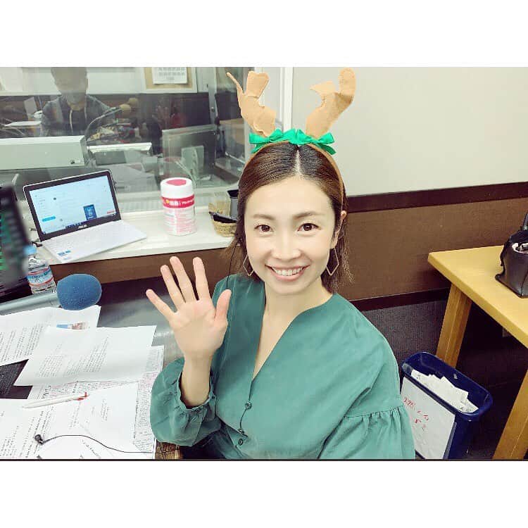 のインスタグラム：「ラジオ日本「SWEET!!」 今週はトナカイとサンタの格好でお送りしました😅  番組Twitterをフォローして呟いてくださった方に 崎陽軒のシウマイ引換券付きの年賀状をプレゼントしています！ この機会にお願いします☺︎  ★番組からプレゼント★ ①Twitterで@sweet924_1422 フォロー！ ②この投稿を引用リツイート、#スイート924 をつけて番組の感想を呟いてください！ 毎日抽選で2名様に #崎陽軒 のシウマイ引換券付き年賀状をプレゼント🎁パーソナリティからのメッセージも😊期間は12/21-24の4日間です！ぜひご応募ください💗」