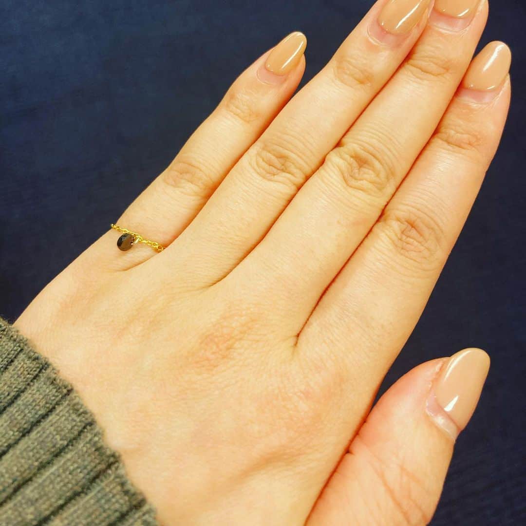 八木ひとみのインスタグラム：「2020ラストJETROでした☺︎  フライングでクリスマスプレゼントもいただき、相変わらずハッピーな現場でした🤤  #世界は今 #globaleye #スタイリストさんから指輪 #メイクさんからは運試し #プレゼントから滲み出る個性 #シンプルな一枚 #小道具に頼った一枚 #ヒヨコというお題をもらった一枚 #ウソっぽいキャリアウーマンと言われた一枚 #撮影終了時の一枚」