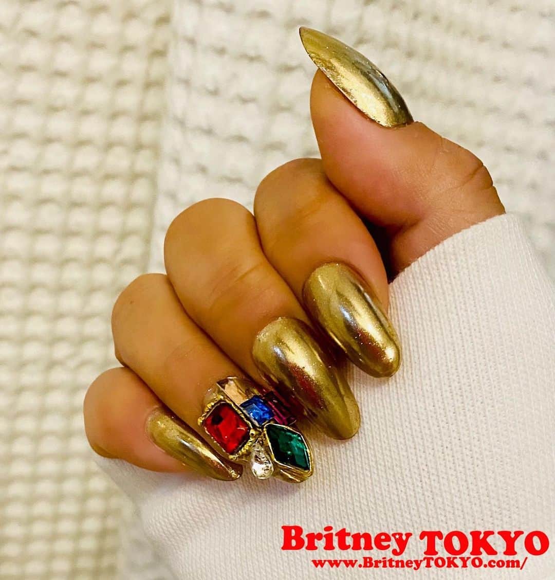 のインスタグラム：「Christmassy🎄✨  #nailart #nails #holidays #britneytokyo」