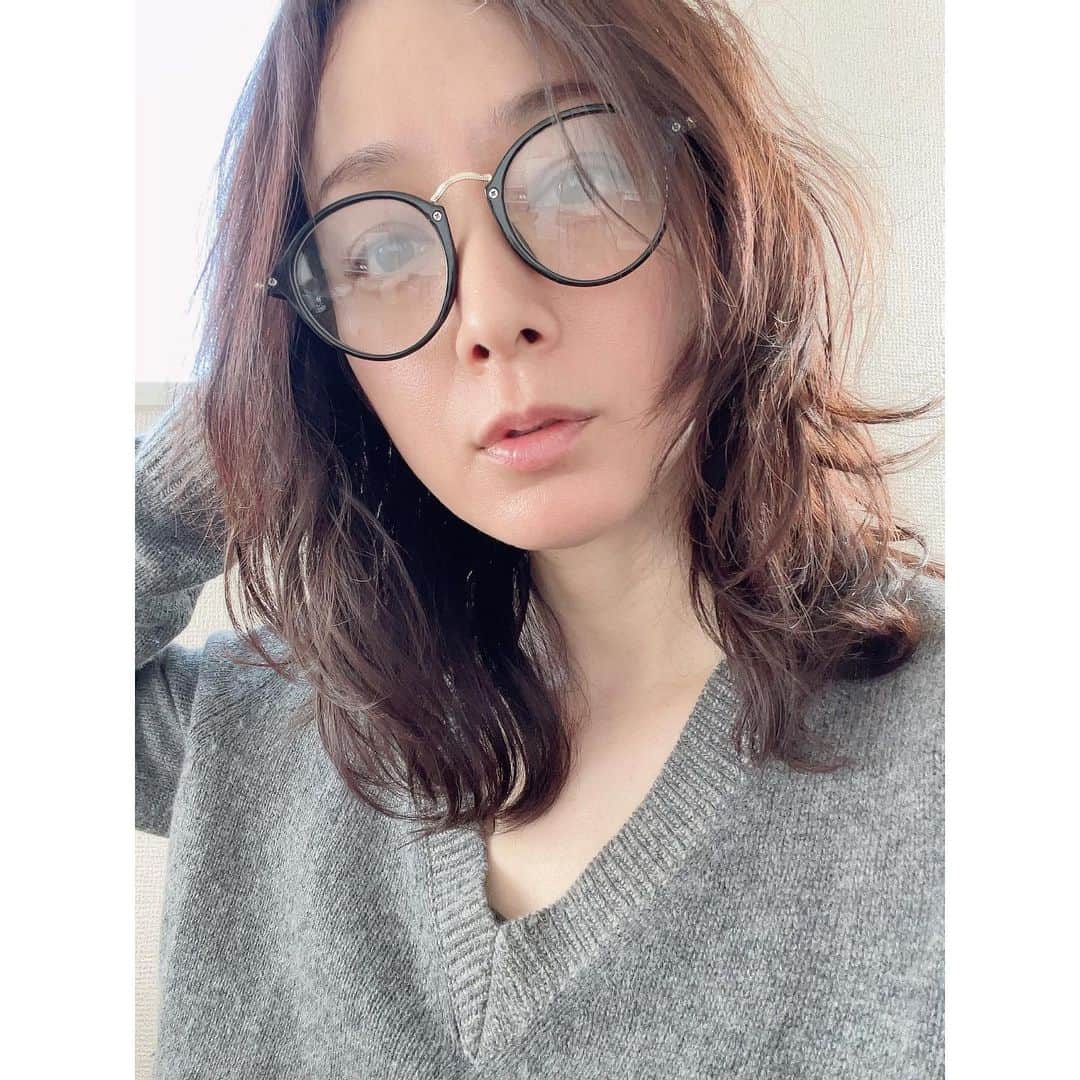 竹中友紀子のインスタグラム：「#ひとりごと  すっぴん隠しのメガネと伸びた髪^^; 自粛期間中に伸びた髪を生かしつつ その後切るタイミングを失い 年末にバッサリいこうかとも思いましたが たぶんこのまま新年を迎えます そんな2020年…」