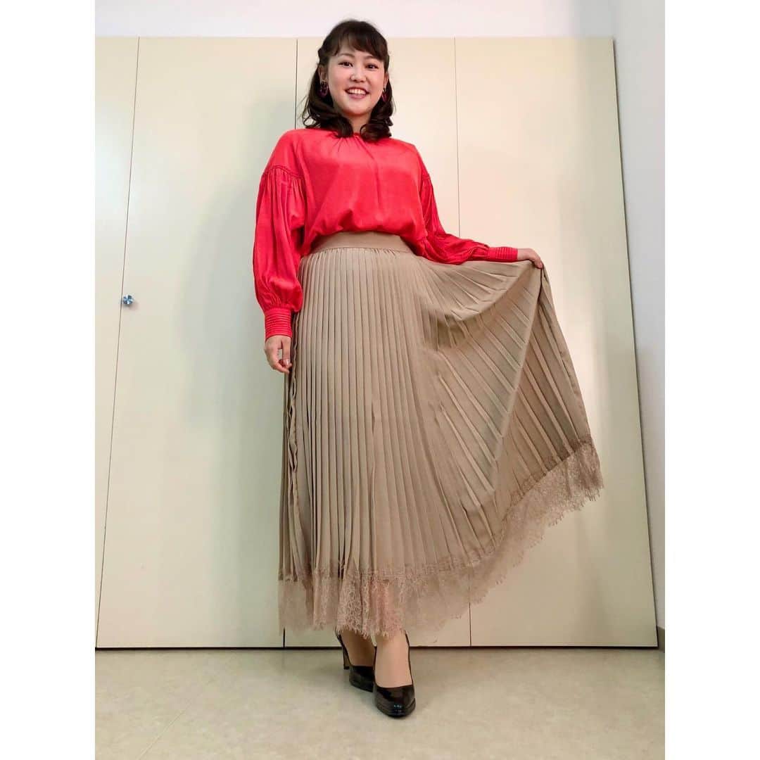 のインスタグラム：「.最近の衣装たちです💁‍♀️﻿ 最近といっても結構溜まってしまいました🥺💦﻿ ﻿ 一気に寒くなって皆さん風邪引いていませんか？﻿ 私は最近髪をばっさり切りました💇‍♀️﻿ ﻿ 夏は暑いので結びたくなりますが、﻿ 冬の寒さはマフラーで何とかなるので﻿ 髪を切るなら冬派です❄️﻿ ﻿ #最近の衣装たち #色々着させていただきました #今年も素敵な衣装をありがとうございました #来年も楽しみです #ショートボブ #前髪切り過ぎた #前髪はすぐ伸びから良し」