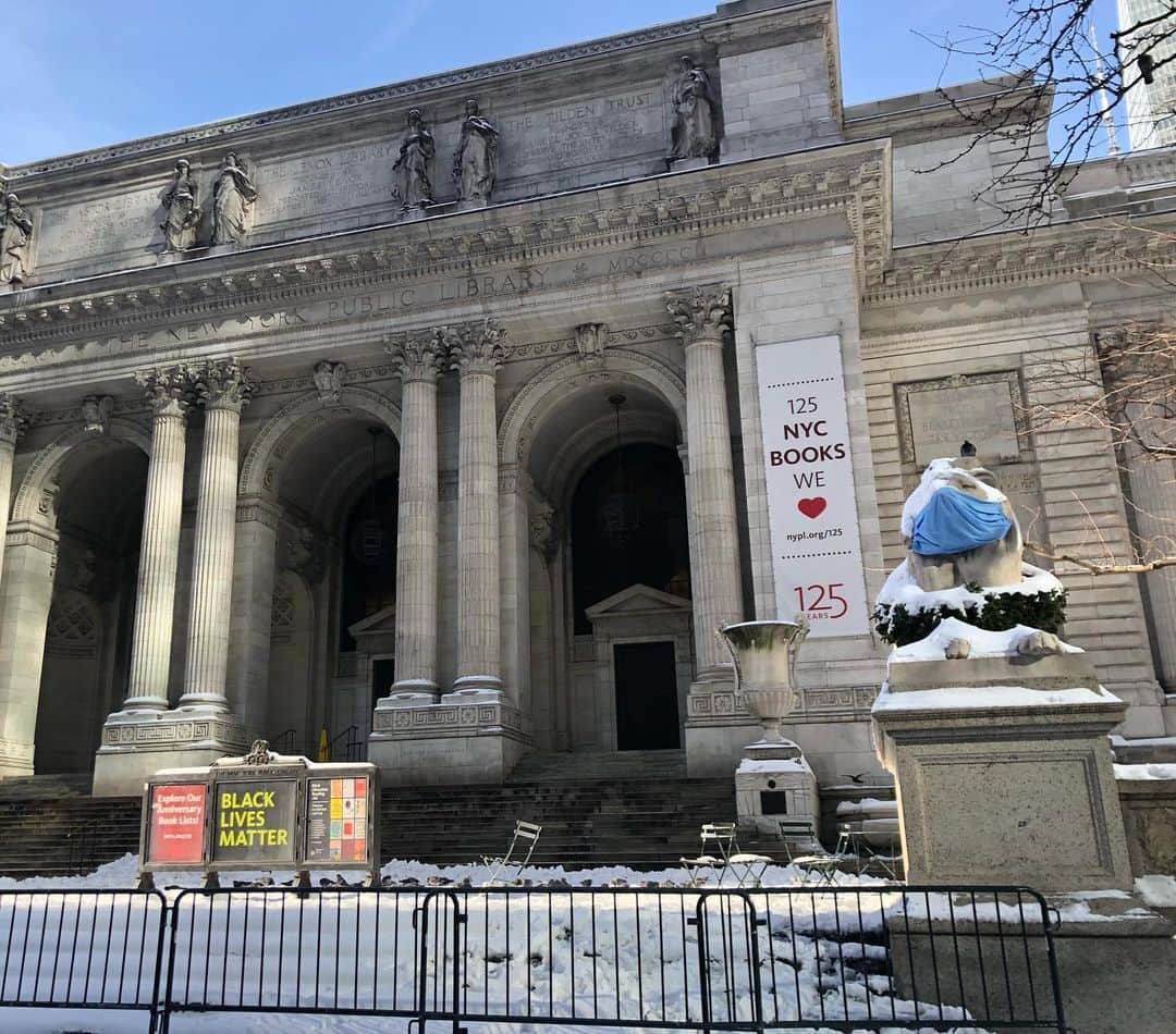 白渚すずのインスタグラム：「NewYork Public libraryのライオンさん マスク+クリスマスリース(首にかかってる)+雪かぶり  #newyork#ny#nyc#usa #newyorkpubliclibrary#nypl #snow#雪#図書館 #ニューヨーク#ニュヨーク生活#アメリカ生活」