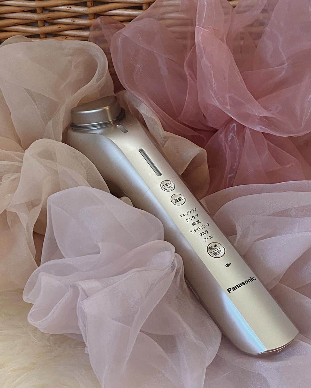 のインスタグラム：「❄️. @panasonic_beauty のイオンエフェクター ⠀ 私は「スキンクリアモード」が好き♡ コットンに化粧水を染み込ませて この三角のベッドをお顔に滑らせると、 洗顔では落としきれない 毛穴汚れをやさしく取り除いてくれます! しっかり洗顔した後でもコットンが茶色くなるから 普段こんなに残っちゃってるんだと思うと恐ろしいです😢 汚れが残ったままの毛穴にいくら良い化粧品を使っても 効果が薄れてしまうと思うので イオンエフェクターを使って土台を整えています◎ ⠀ そしてこのイオンエフェクターも VOCE2020年上半期美容家電ベストコスメ 美肌ケア部門１位を獲得したそうです!✨ ⠀ #パナソニックビューティ#パナソニックビューティ美容部#美容家電#PR#パナソニックビューティ社外美容部#イオンエフェクター#美容#beauty #VOCE2020年上半期美容家電ベストコスメ #美肌ケア部門1位 #ヴォーチェ @vocemagazine」