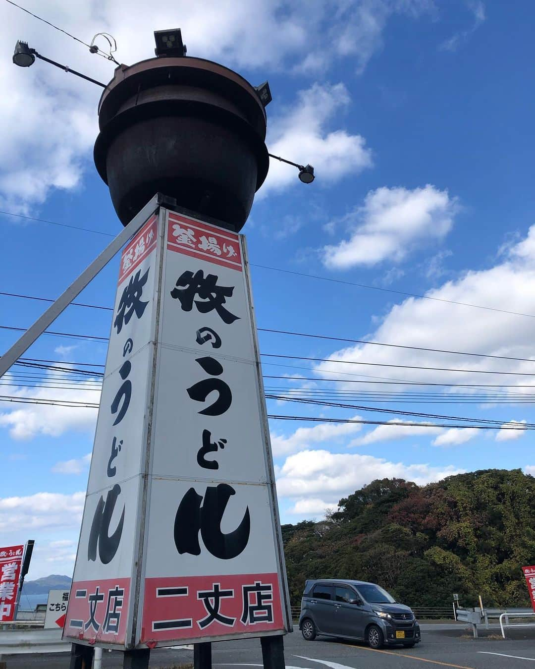 琥珀うたさんのインスタグラム写真 - (琥珀うたInstagram)「. . 食いすぎ。 イカ食べに行くって言ってんのに、うどん屋経由。 うどん→イカ→うどん→ハンバーガー→からあげ  胃袋バグりすぎやろ🤣 あー楽しかった。 福岡～佐賀～福岡 食べ歩き～☺️ @sax713  @hikari2102  ありがと🥰💋 . . . #食べ歩き #大食い #イルミネーション #博多 #呼子 #イカ #牧のうどん」12月23日 17時41分 - uta0214khk