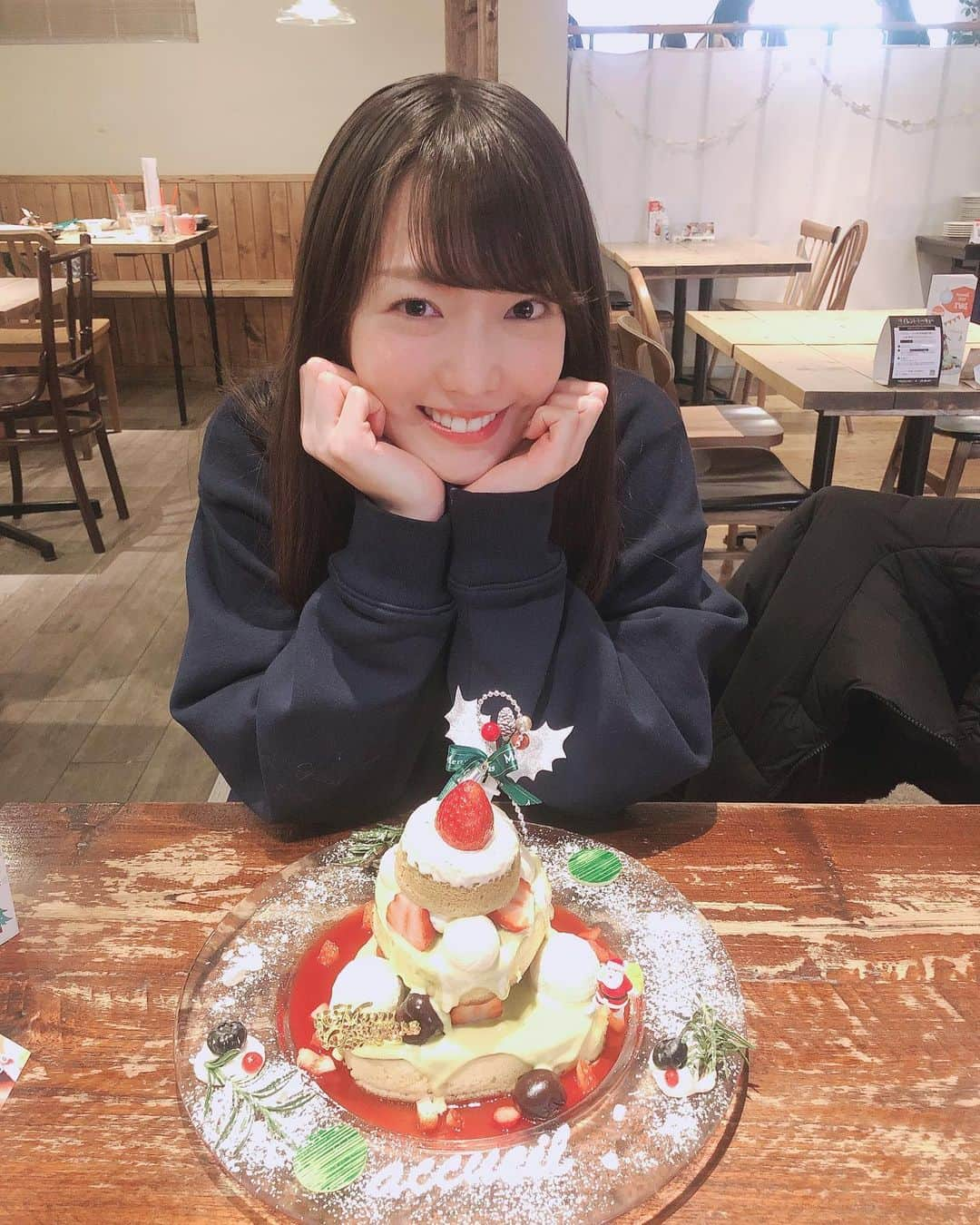 藤本かえでのインスタグラム：「メリークリスマスイブイブ🎄🎅  念願のピスタチオのパンケーキ🥞  ピスタチオ好きのお友達誘ったら 付き合ってくれました☺️  #ピスタチオ好き #パンケーキ #ピスタチオスイーツ」