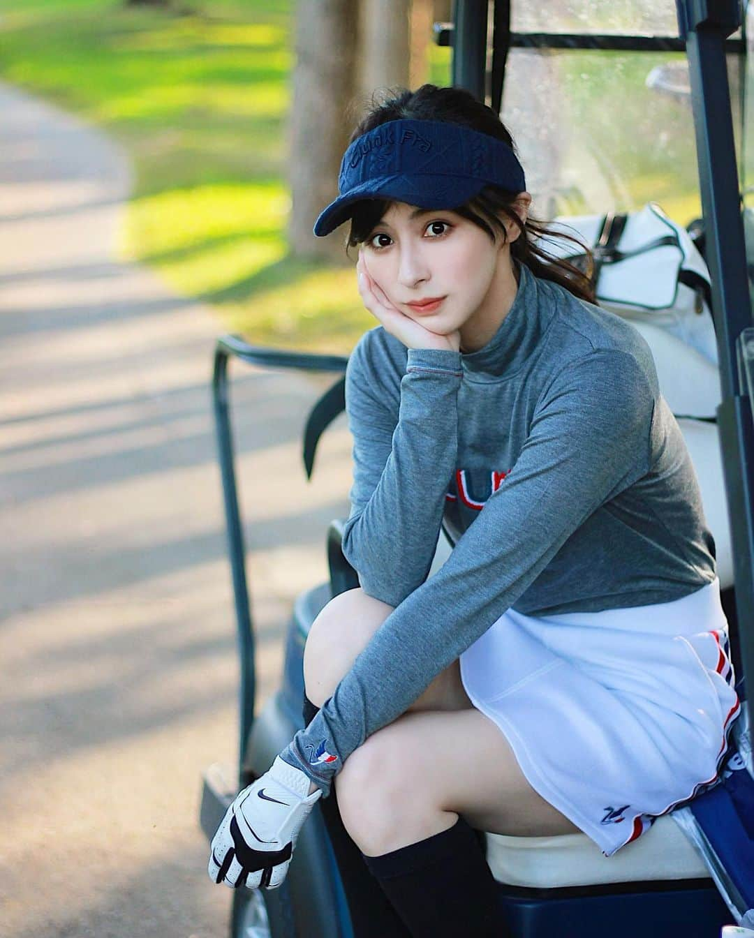 瀬戸晴加さんのインスタグラム写真 - (瀬戸晴加Instagram)「先日のアルパインに行った時のゴルフ写真⛳️ チェンマイの今の時期は１年で１番気候がいいので早くコースまた行きたい…！！！ 手が痛いのが2週間くらい治らないんですが、気にせずやってもいいのかなぁ🤔皆んなが通る道ですか？笑 そしてゴルフウェアは @fdr_golf_select さんからプレゼントして頂いたCLUNKのもの❤️ カメラはCanonで撮ってます📸 #fdrgolfselect#golf#golflife#golfstagram#golfapparel#ゴルフ#ゴルフ女子#ゴルフコーデ#ゴルフウェア#ゴルフ初心者#ゴルフ練習#打ちっぱなし#せとはるゴルフ#ゴルフ場#chiangmai#thailand#Canon」12月23日 17時52分 - setoharu1030