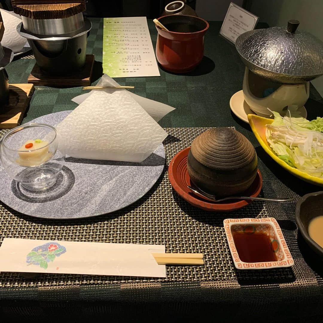 忍成修吾のインスタグラム：「箱根trip♨️ 友人に誘われて、久々の箱根~ 足湯BARでウェルカムドリンク🍷を頂けるのが◎🙆‍♂️ 温泉も夜、朝。堪能しました☺️  箱根神社の元宮にも久しぶりにお参り⛩」
