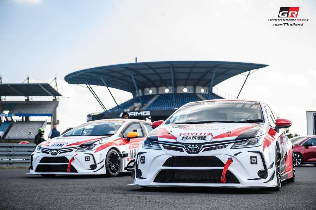 Toyota team thailandさんのインスタグラム写真 - (Toyota team thailandInstagram)「🚗 พบตัวจริงของรถแข่ง Corolla Altis GR Sport ที่คว้าแชมป์ในรุ่น Super Production 3 จากรายการแข่งขันมาราธอน 24 ชั่วโมง “ADAC Total 24h-Race Nürburgring” ประเทศเยอรมนี จากทีมแข่งมืออาชีพตัวจริง Toyota Gazoo Racing Team Thailand สุดทุกกิจกรรมความมันส์ พลาดไม่ได้ ที่สำคัญ เข้าฟรี ชมฟรี พร้อมมาตรการ ตรวจ ควบคุม ป้องกัน โควิด-19 ที่เข้มข้น เสาร์-อาทิตย์ที่ 26-27 ธันวาคมนี้ ร่วมกันลุ้นไปกับสนามชิงแชมป์ประจำปีของ Toyota Gazoo Racing Motorsport 2020 สนามที่ 5 สนามกีฬาสมโภชเชียงใหม่ 700 ปี จังหวัดเชียงใหม่  🖥 ชมการถ่ายทอดสด ผ่านทาง FB Live Streaming: https://www.facebook.com/ToyotaGazooRacingMotorsportThailand Toyota Gazoo Racing Motorsport สนามสุดท้ายของปี ที่สนามกีฬาสมโภชเชียงใหม่ 700 ปี จ.เชียงใหม่  #ToyotaGazooRacingMotorsportThailand #toyotagazooracing #Toyota #Racing #Motorsport #อยากเห็นคนไทยหัวใจมอเตอร์สปอร์ต #TeamWork #ThaiTeam #TOYOTAGazooRacingteamThailand #CheerThai #ThaiPride #ไม่เชียร์ไทยแล้วจะเชียร์ใคร #แข่งรถ #นักแข่ง #ทีมคนไทย #Car #RaceCar #LexusRCF #TOYOTA86 #SuperCar #CHR #Supra #Corolla #Vios #GR #TGR #GazooRacing」12月23日 17時45分 - toyotagazooracingteamthailand