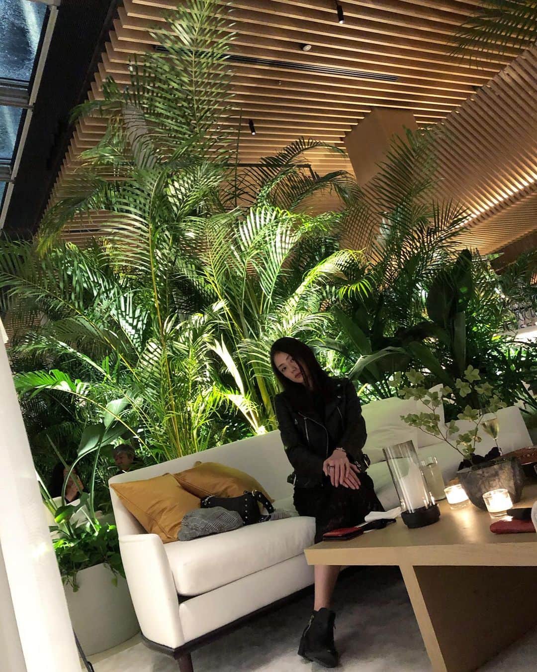 片山萌美さんのインスタグラム写真 - (片山萌美Instagram)「エディションホテルのラウンジは BARになってるの✨ 本物の緑が沢山あり とても美しい癒される空間🌿 隈研吾さんがデザイン。 好きすぎるので、あまり流行りすぎないでほしいくらい😂  #editionhotel  #エディションホテル　 #bar  #隈研吾 さん #moemikatayama」12月23日 17時45分 - moet_mi