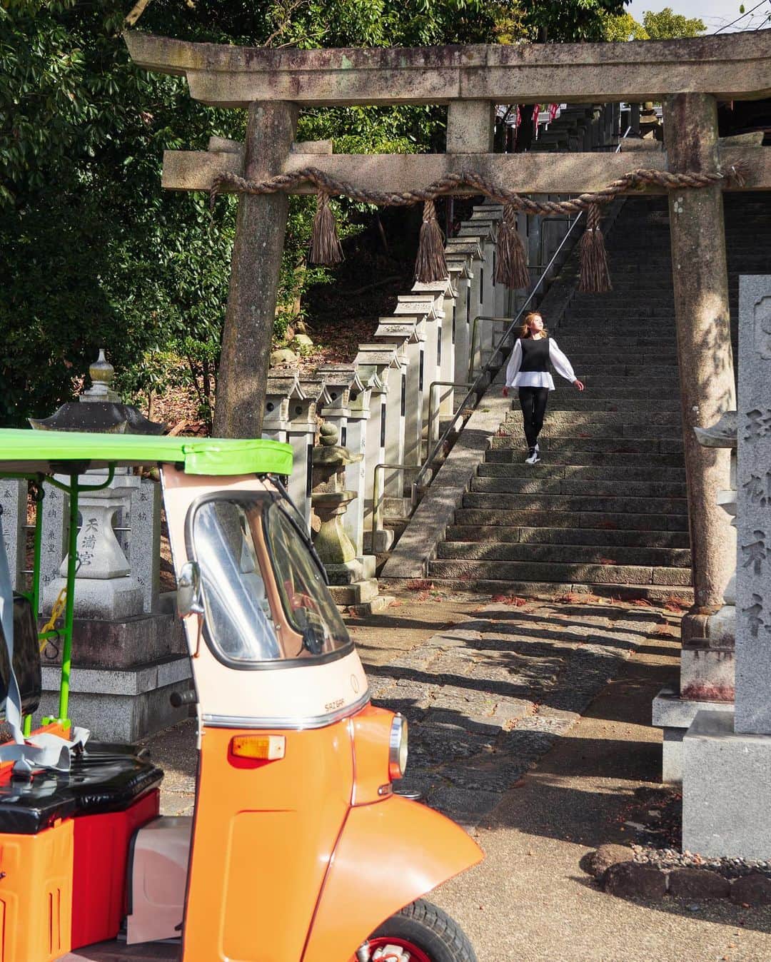 Koichiさんのインスタグラム写真 - (KoichiInstagram)「.  Riding a Tuk-Tuk @ Nara’s local area 🛺💨  ワーケーションの楽しみ方のひとつに、滞在地周辺の町を散策してみることがあります。 信貴山を下りて斑鳩町（いかるがちょう）へ。この辺りには、長閑な里山の風景と世界遺産の法隆寺などがあって、散策にはもってこいの場所。 この日はドライバー付きのトゥクトゥクをチャーターして、ワーケーション仲間のアラマリちゃん @marina_k_araki と2時間のドライブデート 笑  1st / 世界遺産に登録されている法起寺。長閑な風景の中に国宝の三重塔がポツンとあって、とてもフォトジェニックな場所。  2nd / 和カフェ布穀薗（ふこくえん）。歴史的建造物を利用したカフェで、斑鳩名物の竜田揚げランチが美味しいですよ。  3rd / 法隆寺の近くで斑鳩神社に寄り道。トゥクトゥクはちっちゃいから、ちょっと寄り道がしやすいのがいいな。  4th / 法起寺周辺の畑の中をドライブ。この辺りは秋には一面のコスモス畑になります。  #信貴山ワーケーション #奈良 #信貴山 #斑鳩 #SAGOJO  Special thanks @waikaru.ikaruga @fukokuenikaruga .」12月23日 17時47分 - koichi1717