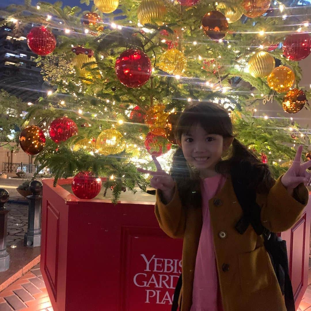 のインスタグラム：「🎄Christmas 2020 & 2016🎄 . 今日の写真ではないけど綺麗なイルミネーションや可愛いツリーを見ると、とりあえず写真撮る👧❤️ . . 写真アプリで4年前の写真が出てきて、これは投稿せずにはいられなかった、、、2歳のゆずサンタ、、、可愛すぎる！！！😭❤️ #親バカ #毎度毎度すみません 成長感じるねぇー🥺❤︎ . . #christmas #christmastree #成長記録 #育児日記 #クリスマス #イルミネーション」
