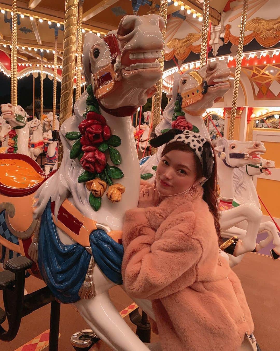 Laraのインスタグラム：「🎠 . よくみたら馬すごい顔してる🐎🐎🐎  #tokyo#merrygoround #メリーゴーランド#japan #horse」