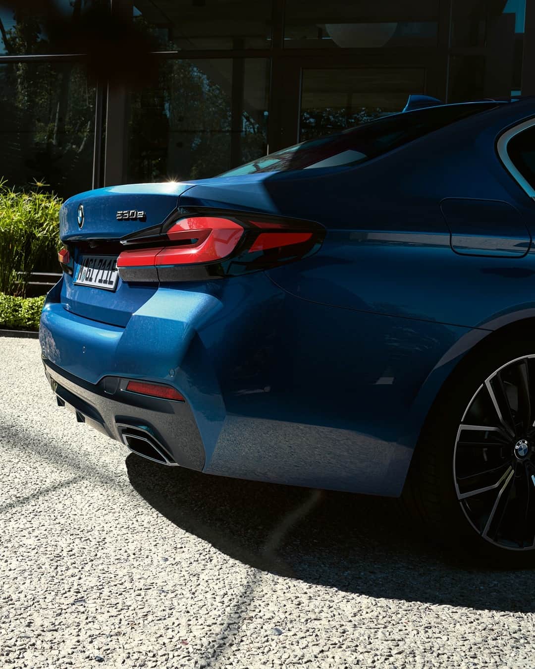 BMWのインスタグラム：「Dynamism from every angle. The BMW 5 Series Sedan. #THE5 #BMW #5Series  __ BMW 530e Sedan: Energy consumption in kWh/100 km (combined): 14.8–13.7. Fuel consumption in l/100 km (combined): 1.8–1.7. CO2 emissions in g/km (combined): 42–39. Further information: www.bmw.com/disclaimer.」
