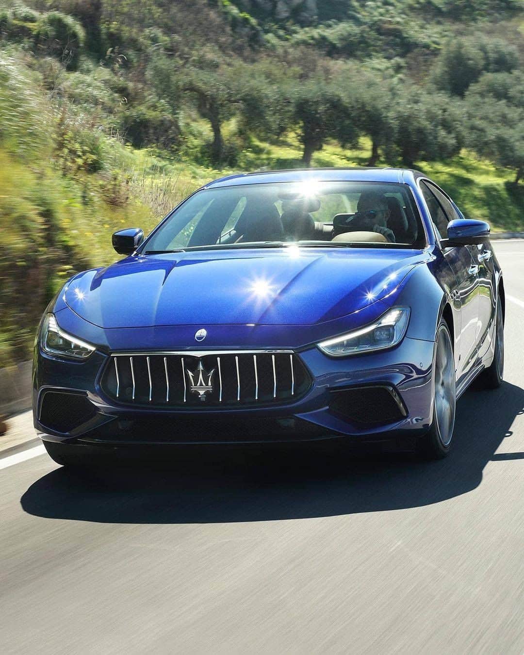 Maserati Japan | マセラティ ジャパンのインスタグラム：「ドライバーのライフシーンを一変させる。ギブリはモータースポーツで培った大胆な哲学を美しく体現します。  ギブリの詳細はこちら https://www.maserati.com/jp/ja/models/ghibli  #Maserati #マセラティ  #MaseratiJapan #マセラティジャパン #Ghibli #ギブリ」