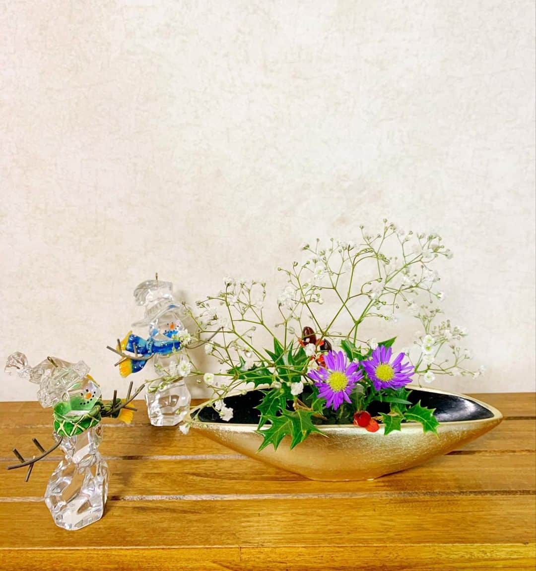 いけばな池坊さんのインスタグラム写真 - (いけばな池坊Instagram)「＊ 【暮らしの花／Flower of Daily Life／生活之花】  12月23日／23rd December  クリスマス🎄⭐️ 近づきましたね☃️ Soon it is Christmas 聖誕節快到了  花材：かすみ草、柊木、ヒペリカム、孔雀草 baby's breath, holly osmanthus, Hypericum, frost aster 滿天星，佟樹，金絲桃，孔雀草  #花をいけようキャンペーン #花をいけよう #暮らしの花 #暮らしに花を #暮らしを楽しむ #季節を感じる #丁寧に生きる #お家時間 #おうち時間を楽しむ #花のある暮らし #花の力 #簡単 #子供と一緒に #クリスマス #サンタ #クリスマス装飾 #池坊 #いけばな #いけばな池坊 #華道 #ikenobo #ikebana #kyoto #japaneseculture #floweroflife #ikebanaforpraying #12月の花 #柊木 #孔雀草 #かすみ草」12月23日 18時00分 - ikenobo550