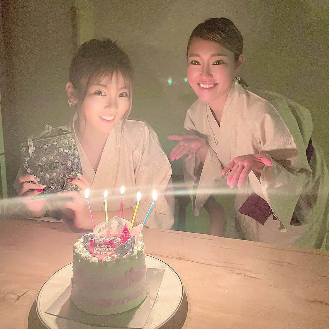 MIYAKOのインスタグラム：「、 @1225kasumi  と箱根温泉に♨💭💓 . Xmasが、かすみんの誕生日なので、 ちょっとしたサプライズをしました❤️ . 旅館の方としっかり打ち合わせしたけど 成功するかドキドキでした😂 . 私よりも、2個若いけど、かすみんは 本当にしっかりしてるし、 とにかくポジティブで明るい子だから 一緒にいると本当に元気になる🧡 お互いよく喋るから、笑いが耐えません😆 . 25歳、おめでとう💓💓💓 コロナ禍が落ち着いたら、 ハワイも韓国も絶対行こーね🍍🌺💓 . #birthday#birthdaygirl#hakone#onsen#かすみん#誕生日#サプライズ#オーダーケーキ#おめでとう#❤️」