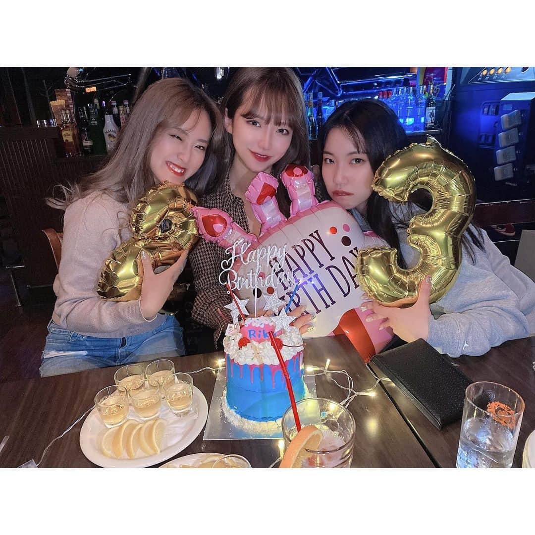 RIKAのインスタグラム：「今年この2人なしでは語れない ﻿大好きな @0921yuki @rsf_aichon が お祝いしてくれた日🛼🍭﻿ ﻿  毎日のように一緒にいるのに﻿ 久しぶりにインスタに登場🐰🦖﻿ 出会ってよかったって常日頃思ってる。 Thank you so, so~ much!🤤🌝🫖🎁💞🇺🇸﻿」