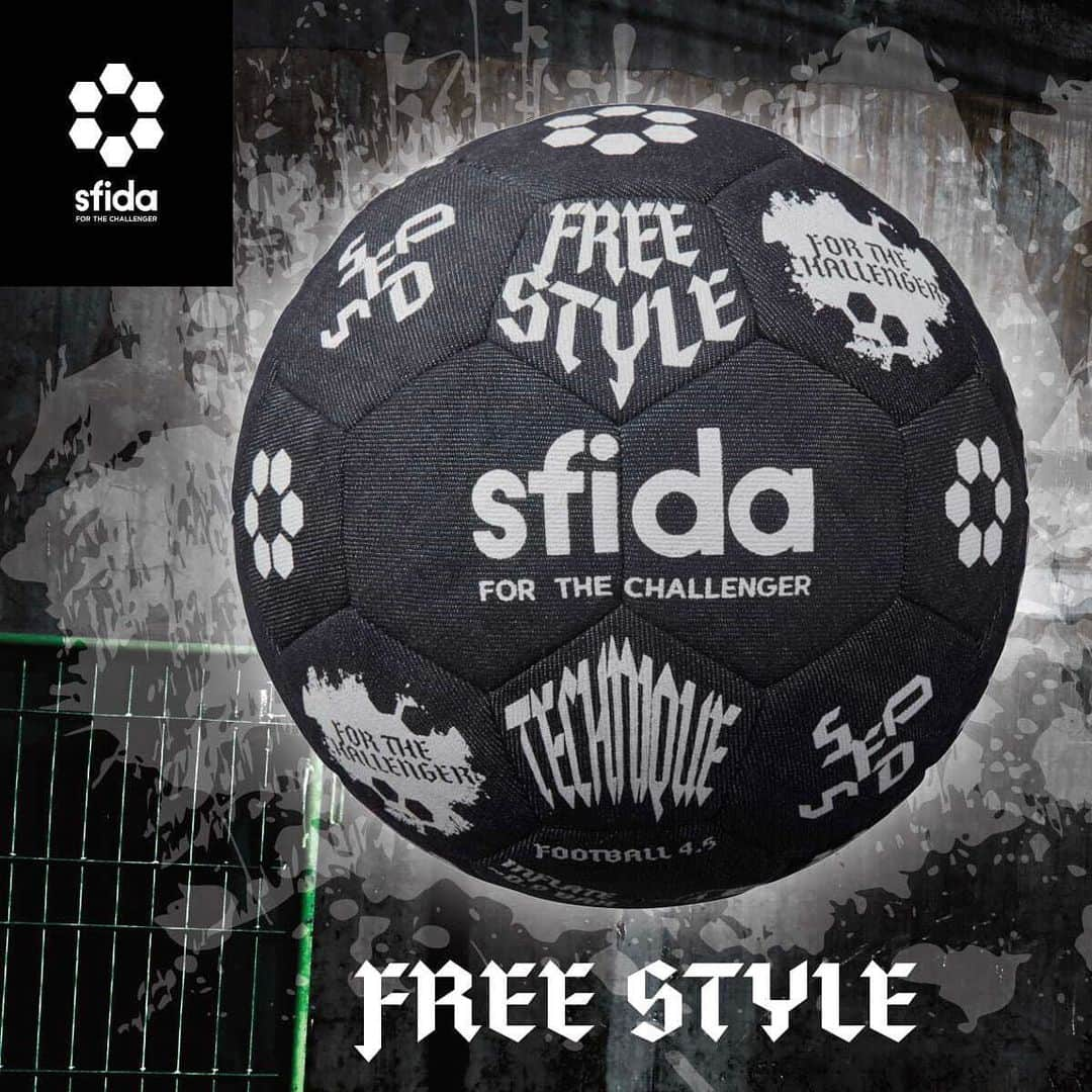 sfidaさんのインスタグラム写真 - (sfidaInstagram)「. New release!!!  ☑︎ Freestyle Soccer Ball  足や体のいろんな部位での扱いになじみ、アスファルトの上で耐久性を発揮するデニム素材のフリースタイルサッカーボールが新デザインで登場！  全パネル余すところなく施されたプリントにより、パフォーマンス時の見え感のインパクトとパフォーマーの扱いやすさを追求。  「FREESTYLE」をモチーフにしたグラフィックや空気バルブ部分の遊び心あるプリントがグランジ感を演出、ファッション性にもこだわったアイテムです。   詳しくは画像をタップ☞  #sfida #スフィーダ #ストリートサッカーボール #フリースタイルボール #ストリートサッカー #フリースタイルサッカー #streetsoccer #freestylefootball #streetstyle #freestyle #pannna #サッカーボール #soccerball #football #フットボール #リフティング #リフティングチャレンジ #リフティング技 #フリースタイル」12月23日 18時02分 - sfidasports