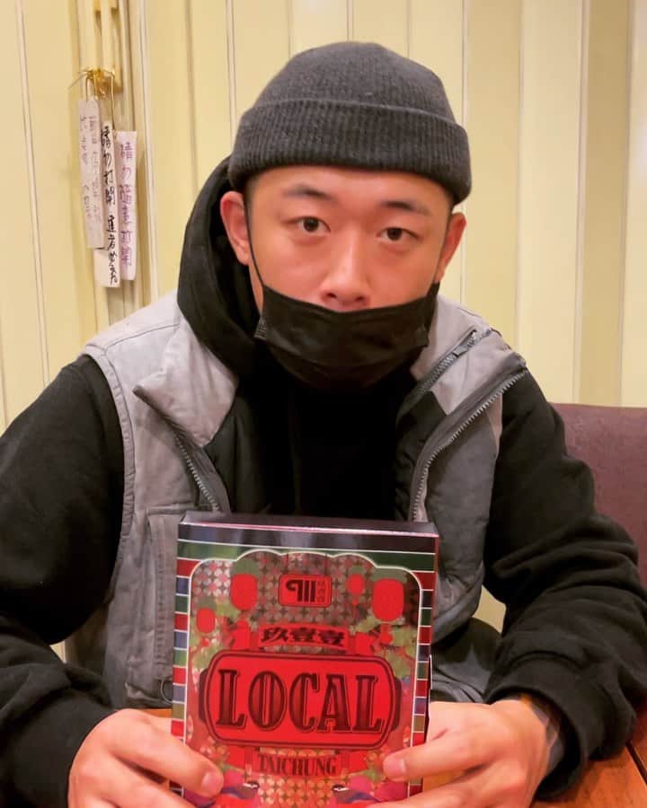 福田賢二のインスタグラム：「忍心割愛送出全世界第一張Local實體專輯  在留言打出一則笑話 （最好是沒聽過的）只要按讚數最多在12/24中午12點以前 我就會私訊你把這份聖誕禮物送給妳」