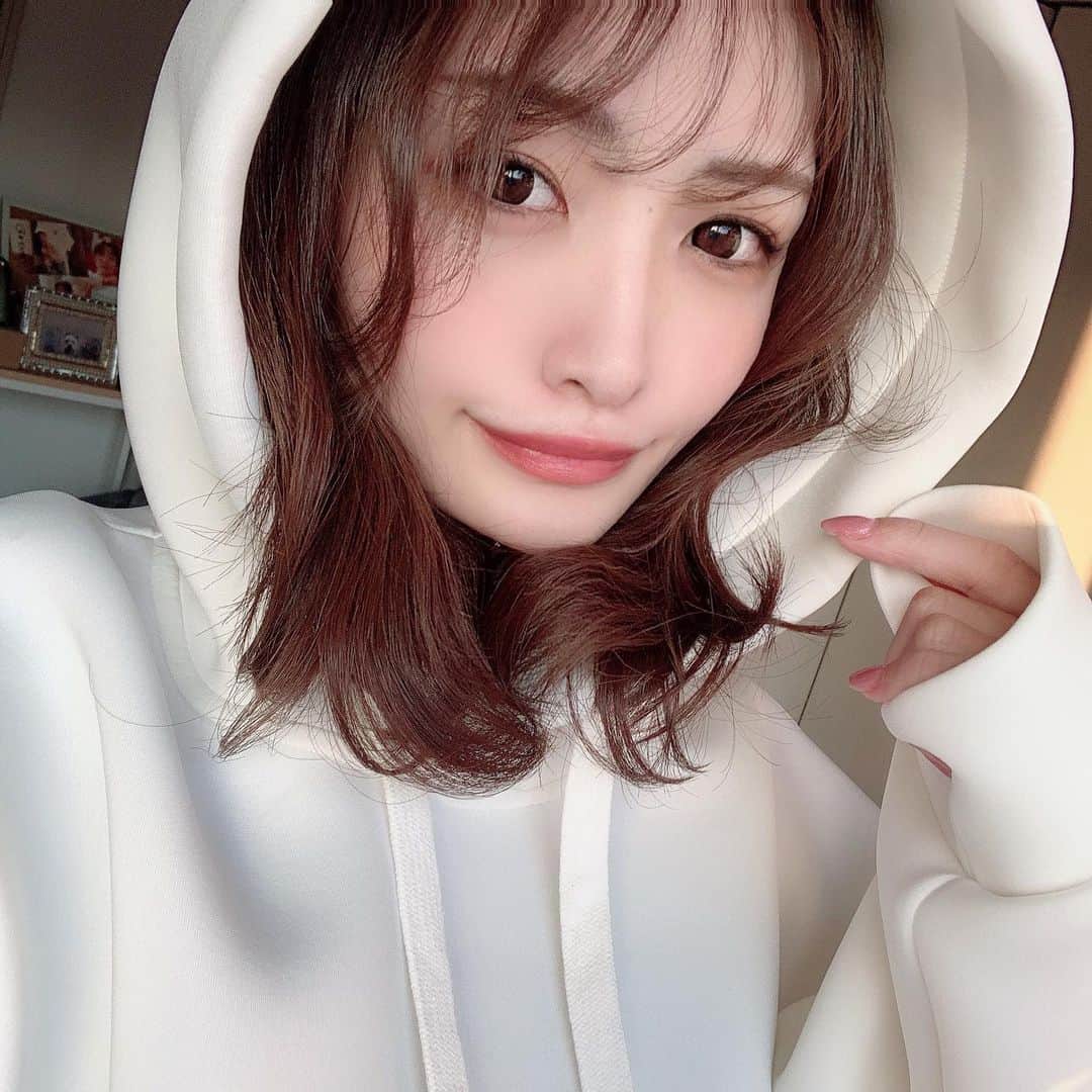 餃子のりさちゃんのインスタグラム：「寒くなってくると白い服が着たくなる☃❄」
