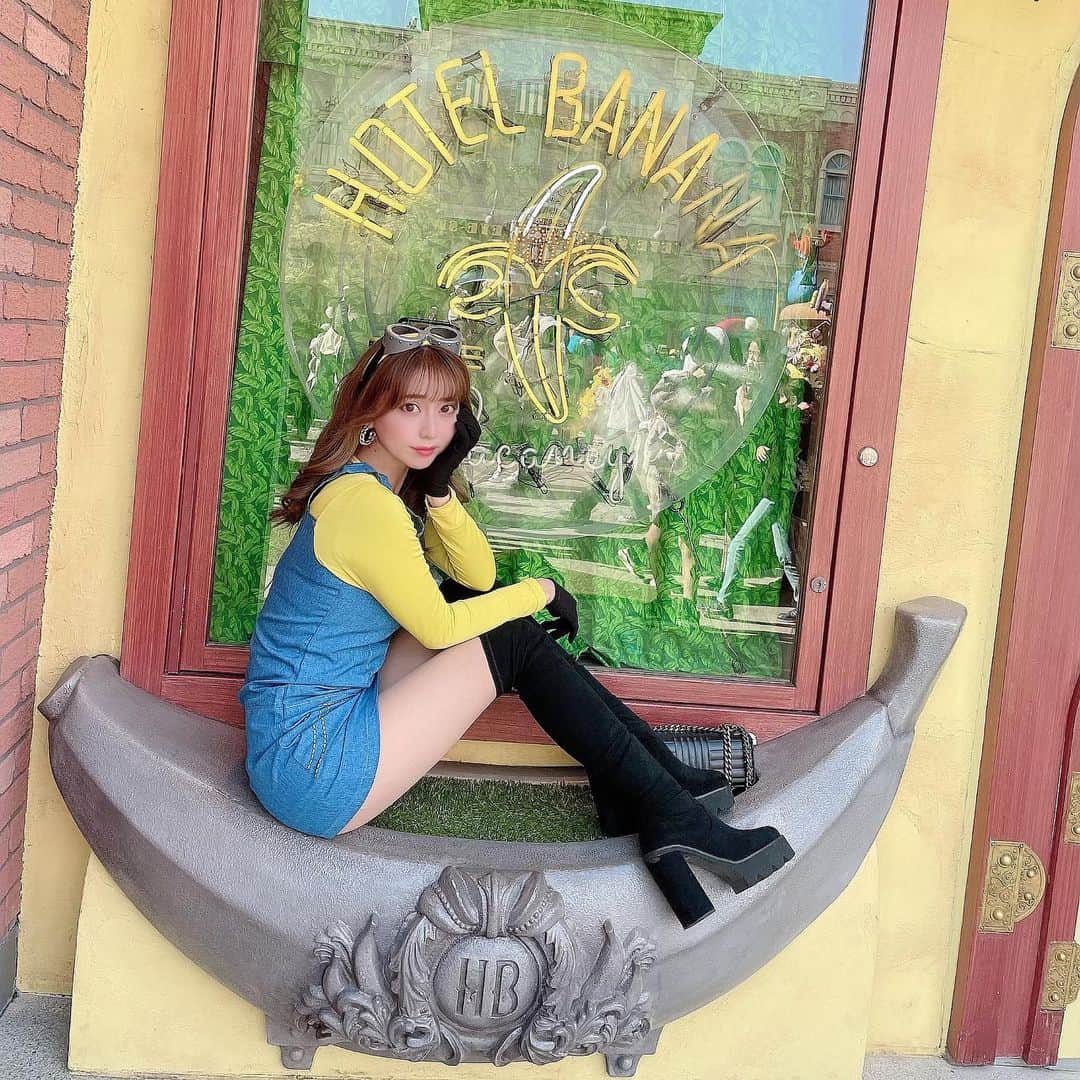 堀尾実咲のインスタグラム：「USJ🍌🖤💛  少し前のことだけど 大阪行ってきたよ☺️ まだ秋だったから あたたかくて とってもよき旅だった☺️  ※お写真撮る時以外はきちんとマスクつけてます。  #大阪 #osaka #usj #ユニバーサルスタジオジャパン #ユニバ #ユニバコーデ #ミニオン #ミニオンズ #ミニオンコーデ」