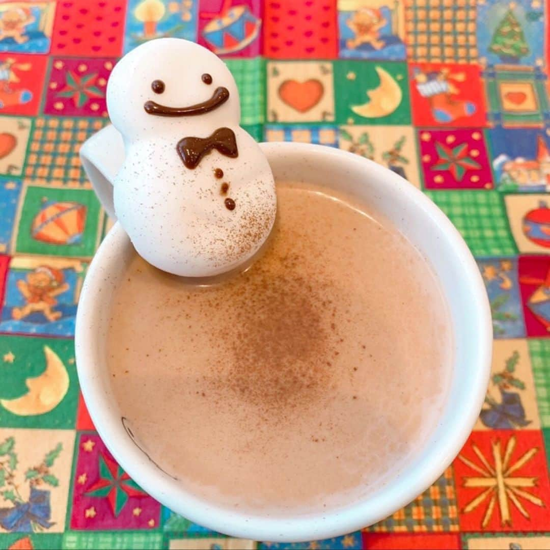 森﨑美月さんのインスタグラム写真 - (森﨑美月Instagram)「☕️❤️  雪だるまのマシュマロに （╹◡╹）を書いて ココアにちゃぽん♬  明日は楽しみな Xmas Eve⭐︎ 温まって寝ましょ〜〜〜❤︎ ⁑ ⁑ ニコプチTVみてくれて (≧∀≦)❤︎ｱﾘｶﾞﾄｳ 「Puchi U」企画の裏側と「あこもんプロジェクト」の続編がUPされてま〜す♬ ⁑ ⁑ ⁑ #ニコプチ #プチモ #森﨑美月 #もんちゃん #ゆきだるま#ココア」12月23日 18時07分 - morisaki_mizuki_