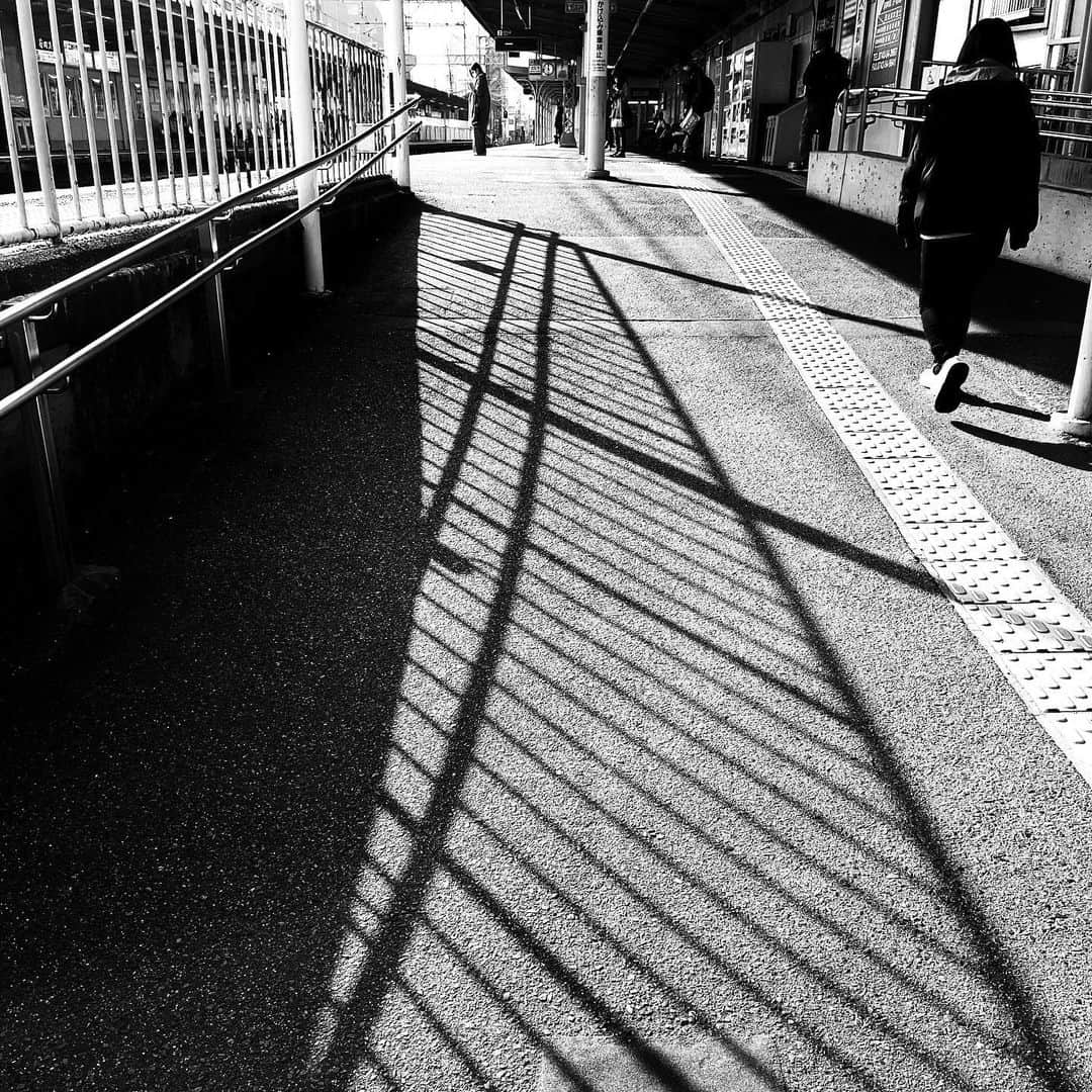 naotakeのインスタグラム：「液 - A station / iPhone 12 Pro Max & Snapseed, 20201224 . . 震災の話になったとき「僕はあのとき中学生でした」という彼の言葉に、自分の年齢を再認識する。 . . #spicollective #royalsnappingartists #infamous_family #rsa_main #infinity_photo_cult #2_fineart #jp_gallery_member #jp_gallery_bnw #trb_bnw #wp_bnw  #bnw_life #bnwlife_member #bnw_life_shots #bnw_captures #world_bnw #top_bnw #team_jp_ #team_jp_モノクロ #ig_energy_bw #ig_nihon #streetphotographybnw #igersjp #blackandwhite #bnw #bnwphoto #monochrome #bw #bnwphotography #ShotOniPhone #shotoniphone12promax」
