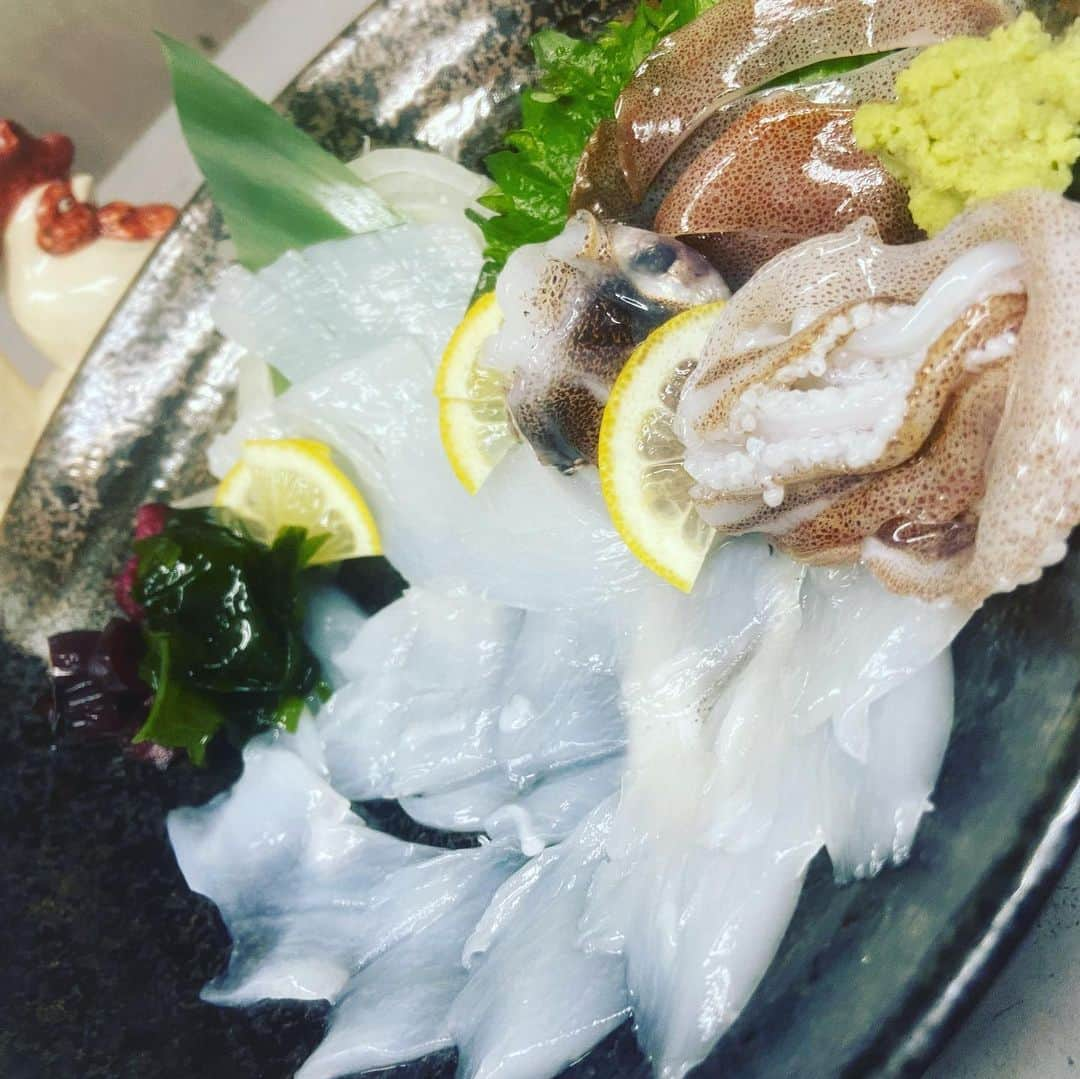 鶏魚 谷町さんのインスタグラム写真 - (鶏魚 谷町Instagram)「谷町4丁目駅すぐ！ がぶ飲み酒場“鶏魚”です🐓  こちら、活烏賊は最近不漁なので、 〆ていますが、絶品です🦑 切り方🔪で甘さも食感もグンと変わるので是非体験しにお越し下さい！  「〆烏賊の姿造り」¥1,580  #鶏魚#谷4#谷町4丁目#谷町#貝#海鮮居酒屋#牡蠣#飲み放題#セルフ飲み放題#利き酒#利き日本酒#焼鳥#焼き鳥#ハッピーアワー#終日ハッピーアワー#ハッピーバル#200円#泳ぎイカ #活イカ #〆烏賊」12月23日 18時19分 - toriuotanimati