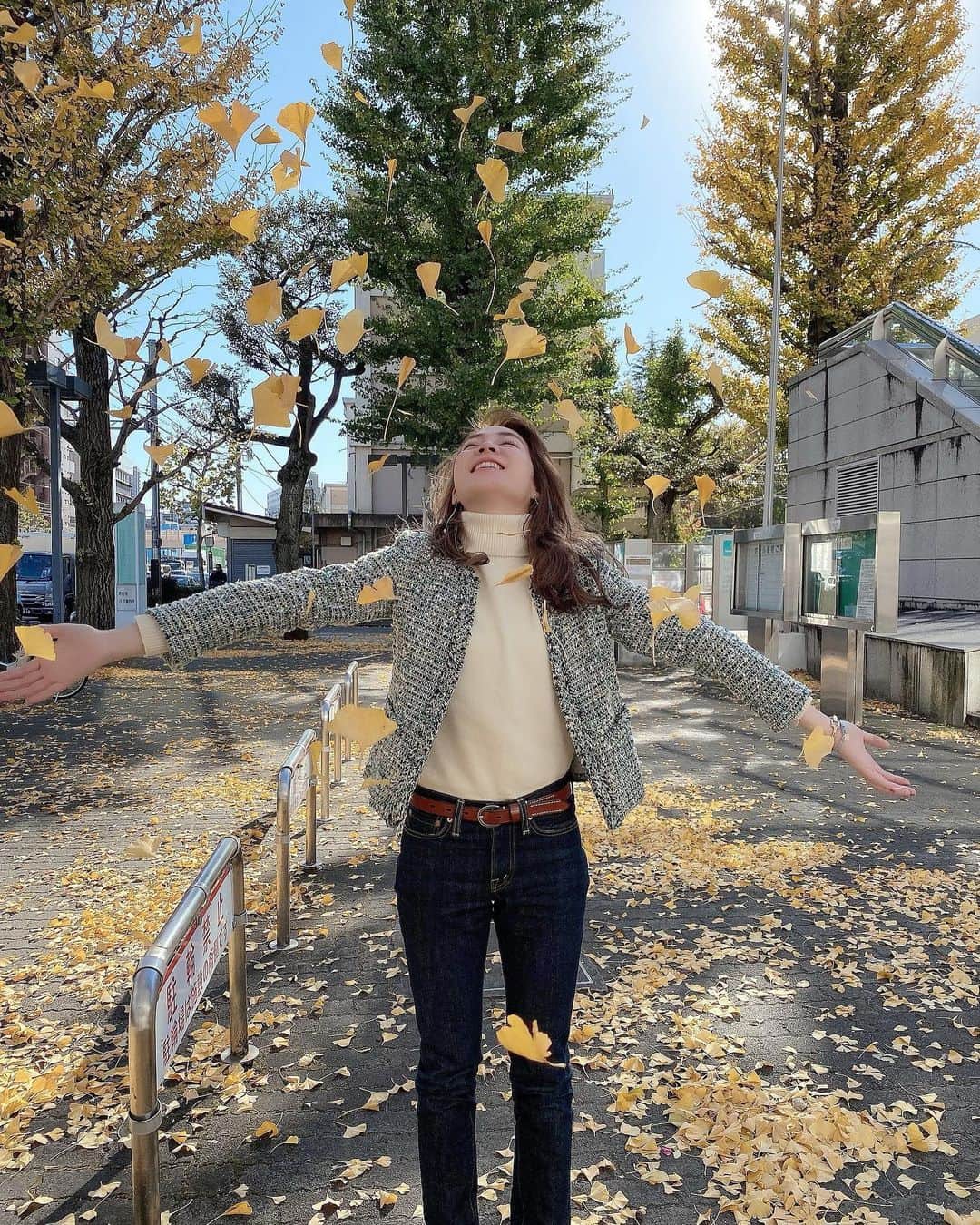 利水翔のインスタグラム：「. .  ﻿ 葉っぱ見ると﻿ やりたくなっちゃうんですよね🍁😇笑﻿ ﻿ ﻿ ﻿ ﻿ ﻿ ﻿ ﻿ ﻿ #enjoy #smile﻿ #ootd #happy﻿ #fishing #angler﻿ #selfie #coat #fation ﻿ #秋 #釣り#ツリジョ #銀杏﻿ #コーディネート #offshot﻿ #釣りガール #利水つばさ#私服﻿ #ファインダー越しの私の世界﻿」