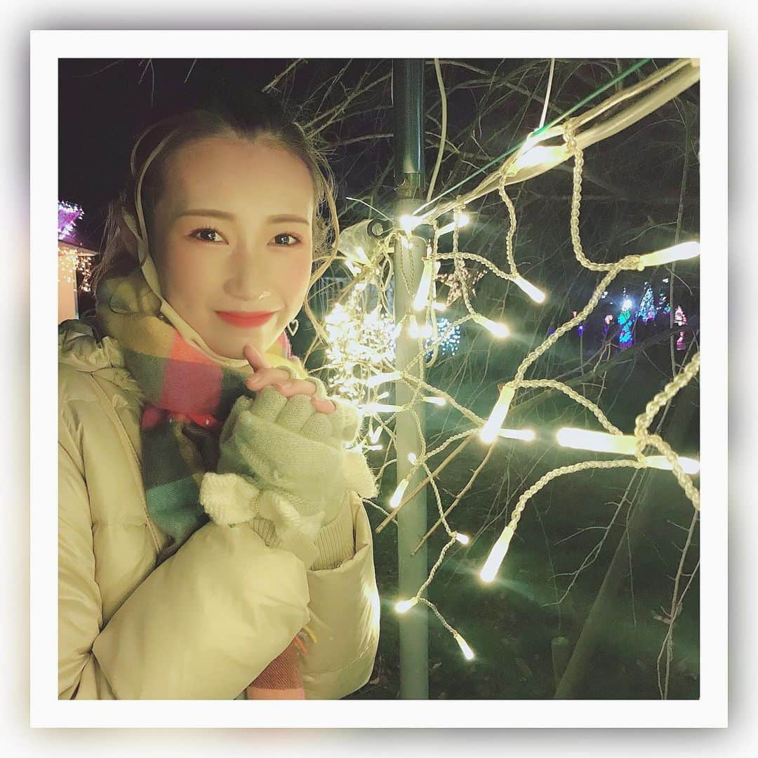 稲葉るりさんのインスタグラム写真 - (稲葉るりInstagram)「明日はクリスマスイブですねっ🎄✨  みなさんはイルミネーション見に行きましたか？  今年はいつもよりお外のキラキラが少なくてちょっぴり寂しい気持ちにもなりますが、やっぱり少しでもキラキラしたイルミネーションを見に行くのは変わらず大好きです🥰☃️  #イルミネーション　#イルミ  #キラキラ　#ヘアメイク　#冬メイク　#冬メイクコスメ　#マフラー　#マフラー巻き方　#ダウン　#ダウンコーデ　#ダウンコート　#手袋　#クリスマス　#クリスマスイブ　#冬　#冬コーデ　#まみちゃんかめら」12月23日 18時14分 - make_up_yuka