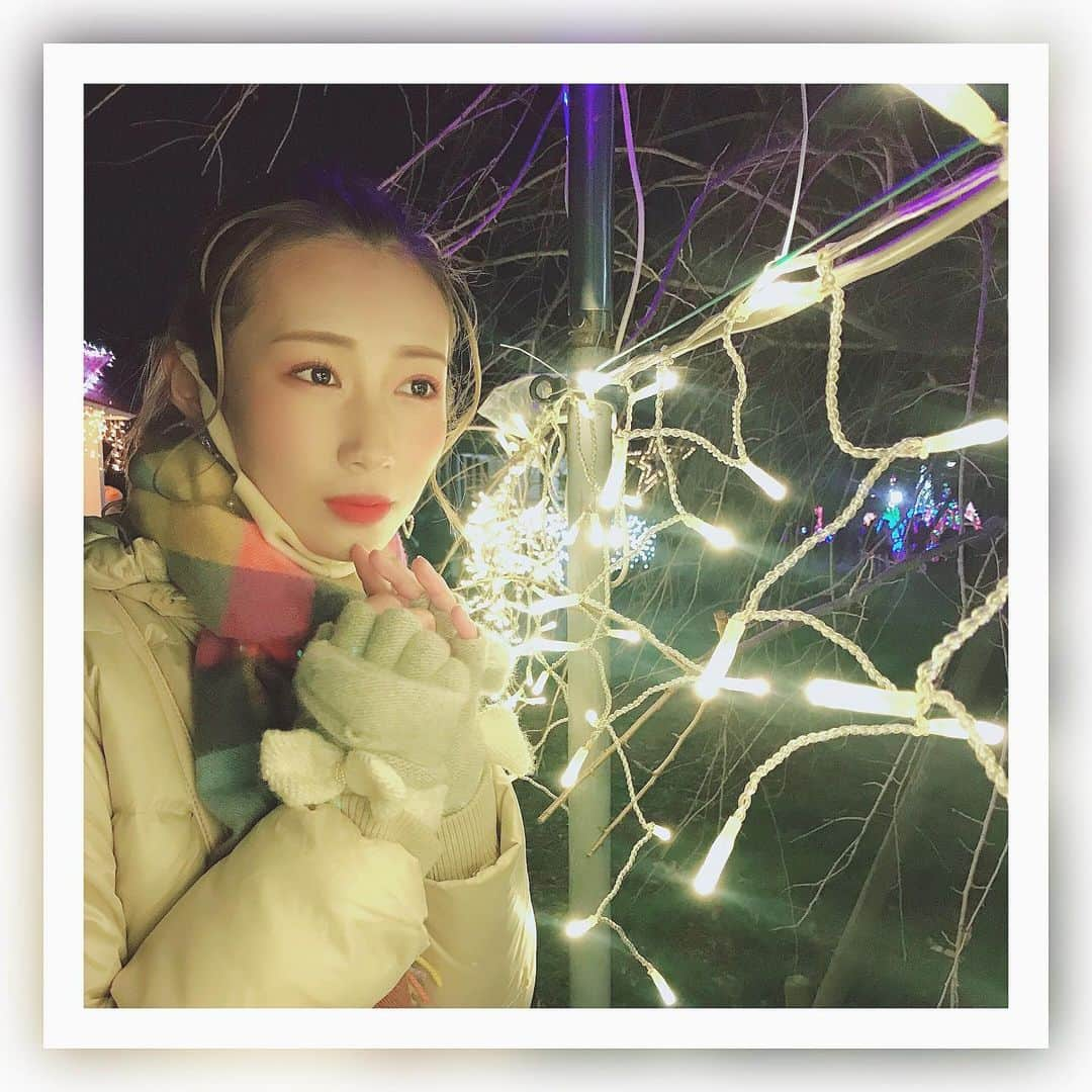 稲葉るりさんのインスタグラム写真 - (稲葉るりInstagram)「明日はクリスマスイブですねっ🎄✨  みなさんはイルミネーション見に行きましたか？  今年はいつもよりお外のキラキラが少なくてちょっぴり寂しい気持ちにもなりますが、やっぱり少しでもキラキラしたイルミネーションを見に行くのは変わらず大好きです🥰☃️  #イルミネーション　#イルミ  #キラキラ　#ヘアメイク　#冬メイク　#冬メイクコスメ　#マフラー　#マフラー巻き方　#ダウン　#ダウンコーデ　#ダウンコート　#手袋　#クリスマス　#クリスマスイブ　#冬　#冬コーデ　#まみちゃんかめら」12月23日 18時14分 - make_up_yuka