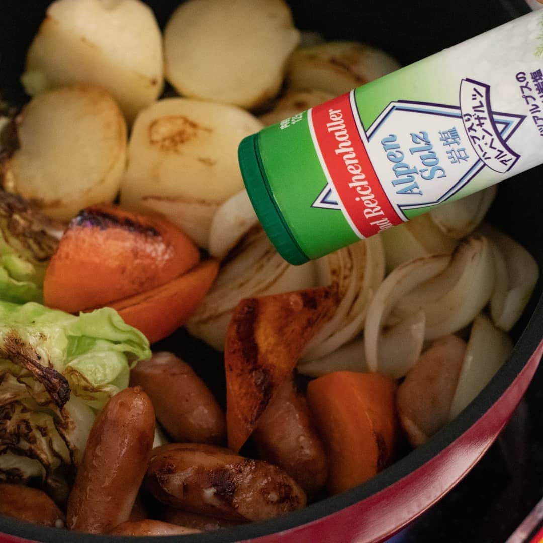 アルペンザルツ公式Instagramさんのインスタグラム写真 - (アルペンザルツ公式InstagramInstagram)「レシピあり🥔🌿 「焼きハーブポトフ」の作り方 * ハーブの香りと焼いた野菜の香ばしさが 食欲をそそるポトフです♪ 隠し味の粉チーズで旨味アップです！ * * 今回のレシピは、 @moaiskitchen さんに作ってもらいました！ * [モアイズキッチンさんからのワンポイント] 食べ応えがでるよう、野菜は大きめにカットしましょう🙋 * また、焦げ目がしっかりつくよう、強火で炒めましょう☝️ * * ぜひ参考に作ってみてくださいね！ * * ∴♔∴∴♔∴ Ⓡ Ⓔ Ⓒ Ⓘ Ⓟ Ⓔ ∴♔∴∴♔∴ * 「焼きハーブポトフ」 * 【材料】 キャベツ…1/4玉（くし切り） 玉ねぎ…1個（くし切り） にんじん…1/2本（乱切り） じゃがいも…2個（半分に切り水につけておく） ソーセージ…5本（斜め半分に切る） オリーブオイル…大さじ1 ハーブ入りアルペンザルツ…小さじ1弱 A水…600ml Aコンソメ…小さじ1 A粉チーズ…大さじ1/2 * * 【作り方】 ①フライパンにオリーブオイルを引き、強火で加熱し、野菜とソーセージを全て加え全体的に焼き色がつくまで炒める。 * ②ハーブ入りアルペンザルツハーブを加える。 * ③Aを加え、弱火で野菜がやわらかくなるまで煮込む。 * * #アルペンザルツ #塩 #美味しい塩 * #今日のごはん #手作りごはん #簡単レシピ #おかず #レシピ #食卓 #節約 #献立 #家庭料理 #節約生活 #自炊 #ランチ #家ごはん #時短レシピ #簡単レシピ #おいしい #料理 #美味しい #おうちごはん #手作り料理 #手料理 #料理好きな人と繋がりたい #ハーブレシピ #ポトフ #煮込み料理」12月23日 18時15分 - alpensalz_jp
