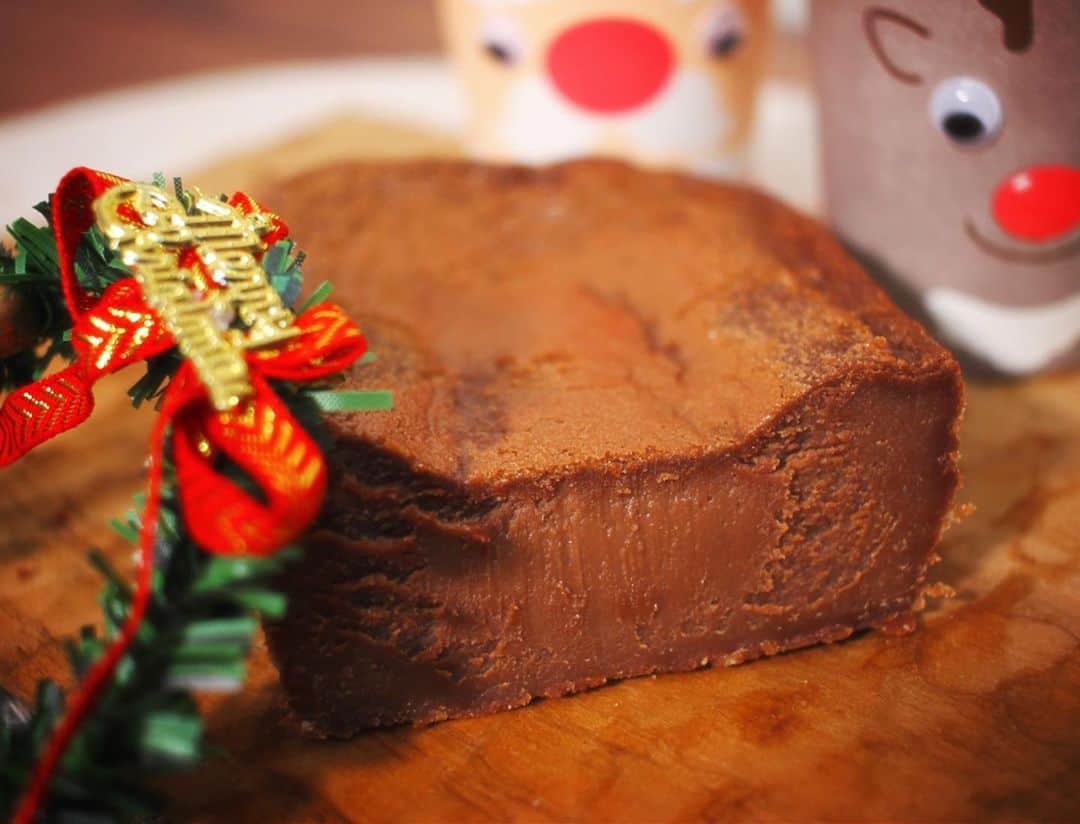 川島章良さんのインスタグラム写真 - (川島章良Instagram)「. . .  今回はきあちゃんの大好きな  『チョコレートケーキ』をつくりました。  なんと生チョコのような生地のなかでしっとりしてる  チョコレートケーキです。  デザート作りはやったことはほぼないのですが  きあちゃんに内緒でチョコレートケーキ作ってみました。  きあちゃんはショートケーキより断然チョコレートケーキ派なので生クリームが最後のトッピングでいらないと。  助かるー。  塗るやばそうですよね。  きあちゃんサンタ  髪の毛でヒゲやってました。笑笑  普通に撮りたかったけど　笑笑  まぁいいか。  きあちゃんの食べた感想はYouTubeのかわだしクッキングを観てください  衝撃です。  #クリスマス #クリスマケーキ #きあちゃん #サンタ #髭 #親バカ部 #かわだしクッキング #チョコレートケーキ #サプライズ」12月23日 18時17分 - hannyakawashima