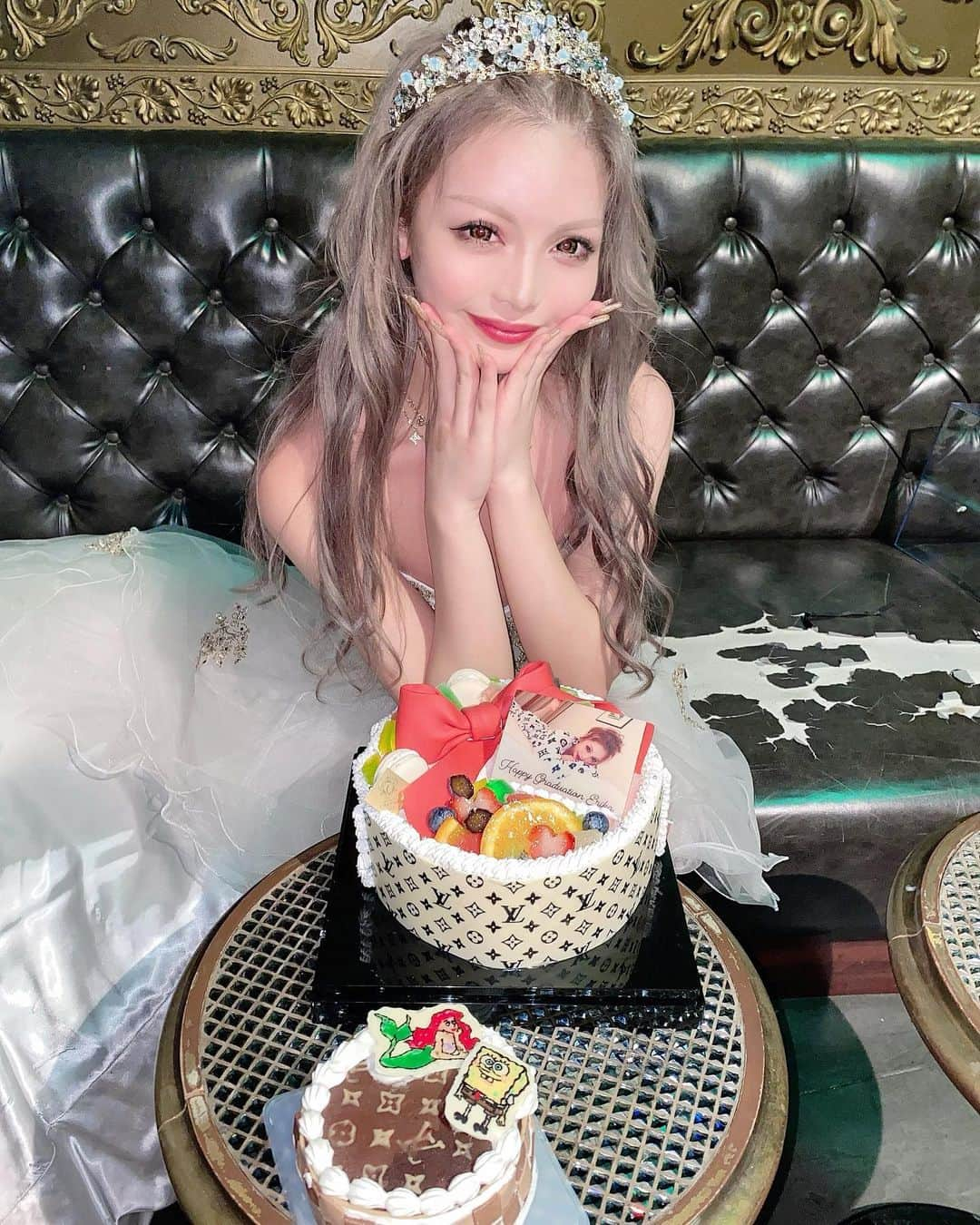 エリカのインスタグラム：「私らしすぎるケーキたち💕💕﻿ ひろゆきさんのはシンプルに可愛すぎるし、ふーちゃんのは手作りでびっくりだし、キキさんのはお金ｗｗｗｗｗｗエリカはお金しか好きじゃないから、って言ってました😥😥﻿ 嬉しいありがとうございます🥺💖﻿ #バーレスク東京 #六本木 #渋谷 #新宿 #歌舞伎町 #ギャル #ベビギャル #キャバ嬢 #ダンサー #水着 #水着ギャル #ビキニ #burlesque #dancer ﻿」