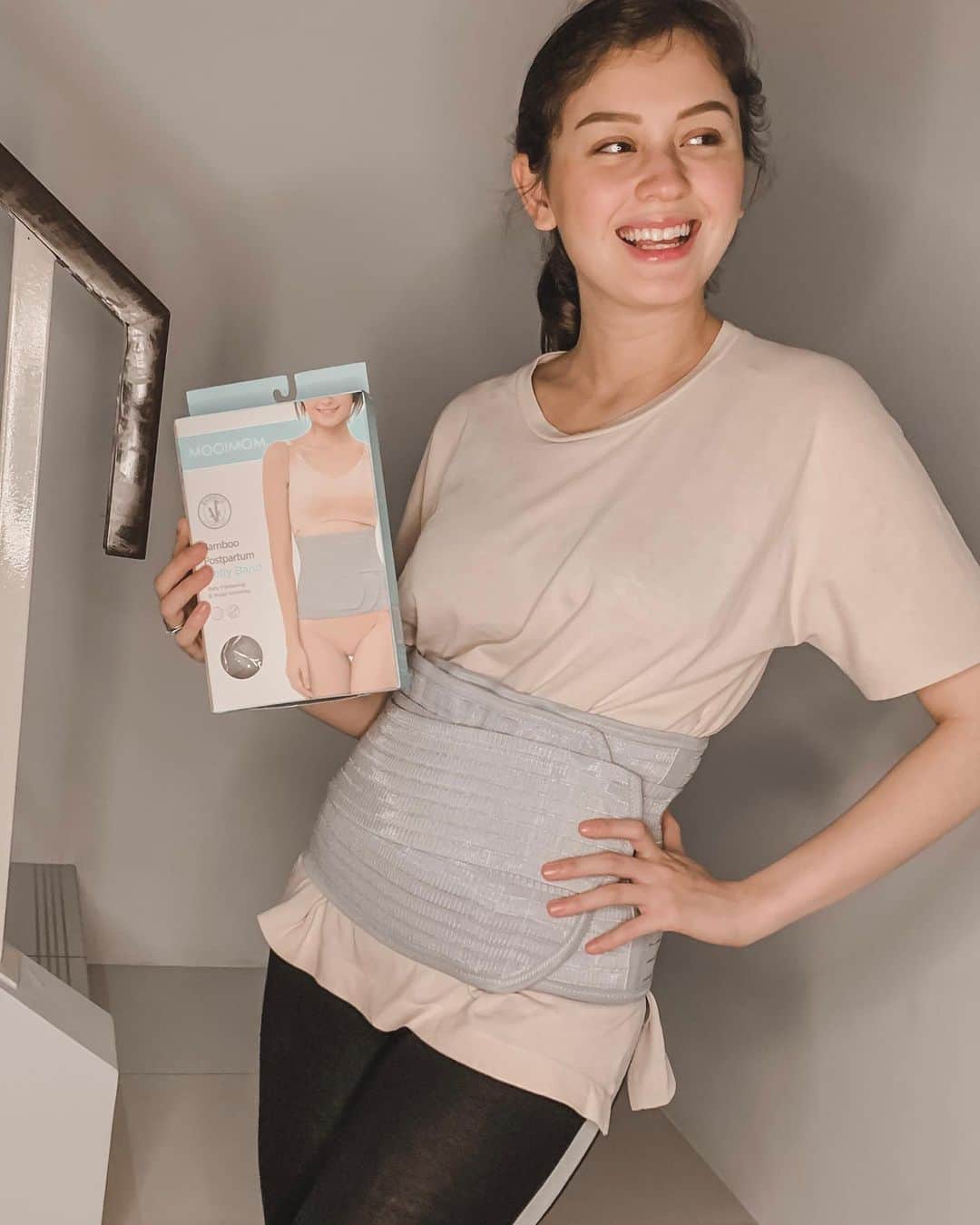 Kimberly Ryderのインスタグラム：「Dari hamil udah ngincer produk @mooimom.id Bamboo Postpartum Corset ini. Hasil baca review sana sini, emang korset ini nyaman banget sih dipakai sehari-hari. I love it!  Pemakaian korset tuh bisa membantu mengembalikan posisi rahim kita pasca melahirkan, dengan begitu otot perut pun gak meregang dan berlanjut jadi kendor atau buncit. Itu tujuan pertamaku pengen banget pakai produk ini.  Sisanya, kalau korset udah nyaman pasti bisa bantu kurangin sakit punggung, sakit pinggang, dll. Kalian ada yang pakai juga?  Kalau mau beli #KorsetMOOIMOM juga, jangan lupa pakai kode KIM10 ya, ada ekstra diskon 10% setiap check out di @mooimom.id 😘  Eh, ada diskon juga loh di Official Shopee MOOIMOM up to 70%! ❤️ #MyMOOIMOM」