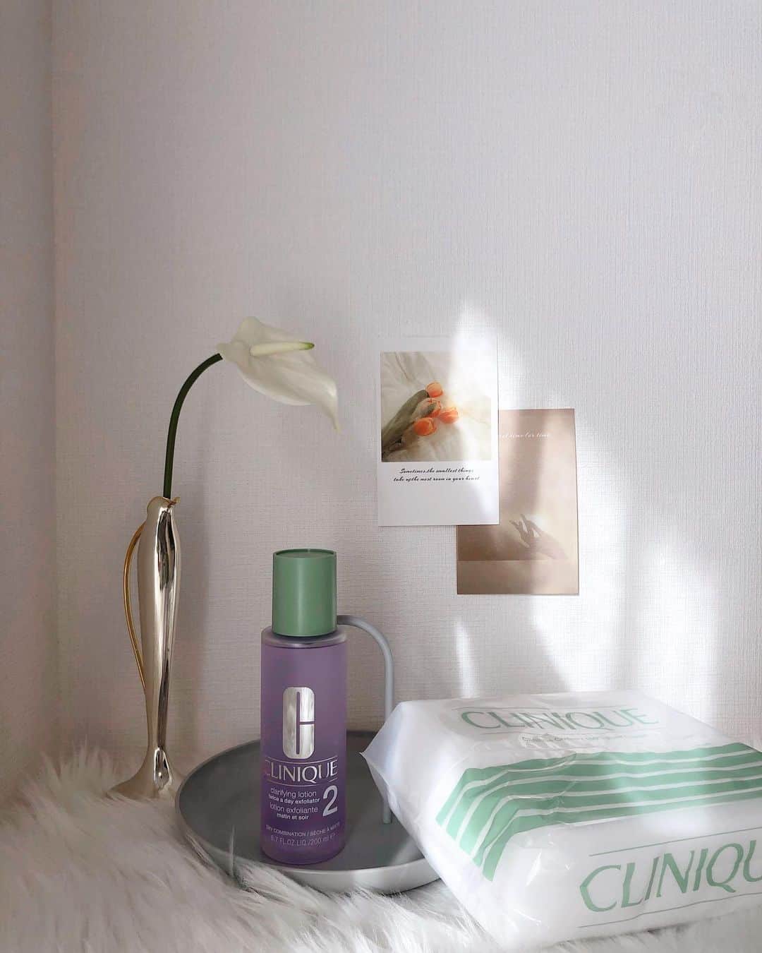 のインスタグラム：「@cliniquejp  ☑︎クラリファイング ローション 2  @ cosmeのベストコスメアワード2020 第二位を受賞してる優れもの🧴♡  拭き取り化粧水は肌のザラつきをオフしながら キメを整えてくれるから みずみずしく透明感のある肌に近づけるよ😌  化粧品を置いているトレイは、 韓国のインテリア @la_caph の🤍 La caph (@la_caph） で、 500円引きになるクーポンコード : hsk96 是非ご利用ください🔖 . .  #クリニーク #clinique #拭き取り化粧水 #クラリファイイングローション2  #lacaph #lacaph_home #インテリア通販 #インテリア #インテリア雑貨 #インテリア好き #ダイニング #リビング #韓国インテリア #お部屋紹介 #roomtour #ナチュラルインテリア #ルームツアー #お部屋作り #인테리어 #인테리어스타그램」