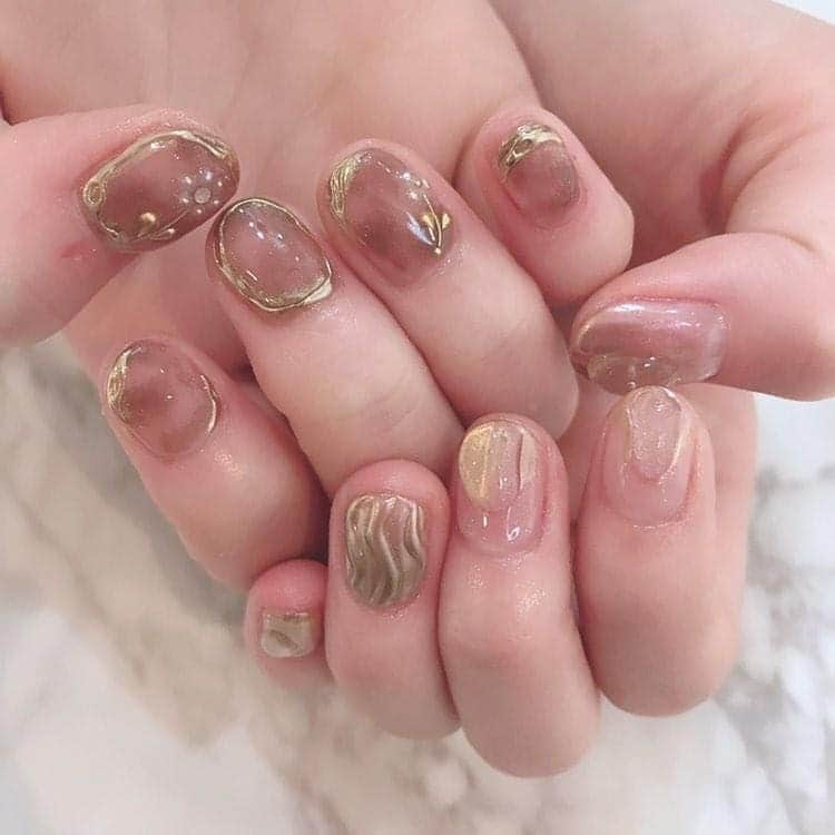 伊藤美羽のインスタグラム：「. 左右でデザインの違うネイル💅 脱毛の特典で  @_ark_nail で無料でできました😊 とっても可愛いからお気に入り💕  脱毛が無料でできて、 ネイル無料、ホワイトニング無料などの特典もついてきます🌻  気になった方は気軽にDMください✨  #ネイル #ネイルデザイン #ジェルネイル #ピンクネイル #ちゅるんネイル #インフルエンサー #脱毛 #無料脱毛 #無料ネイル #無料ホワイトニング #ホワイトニング」